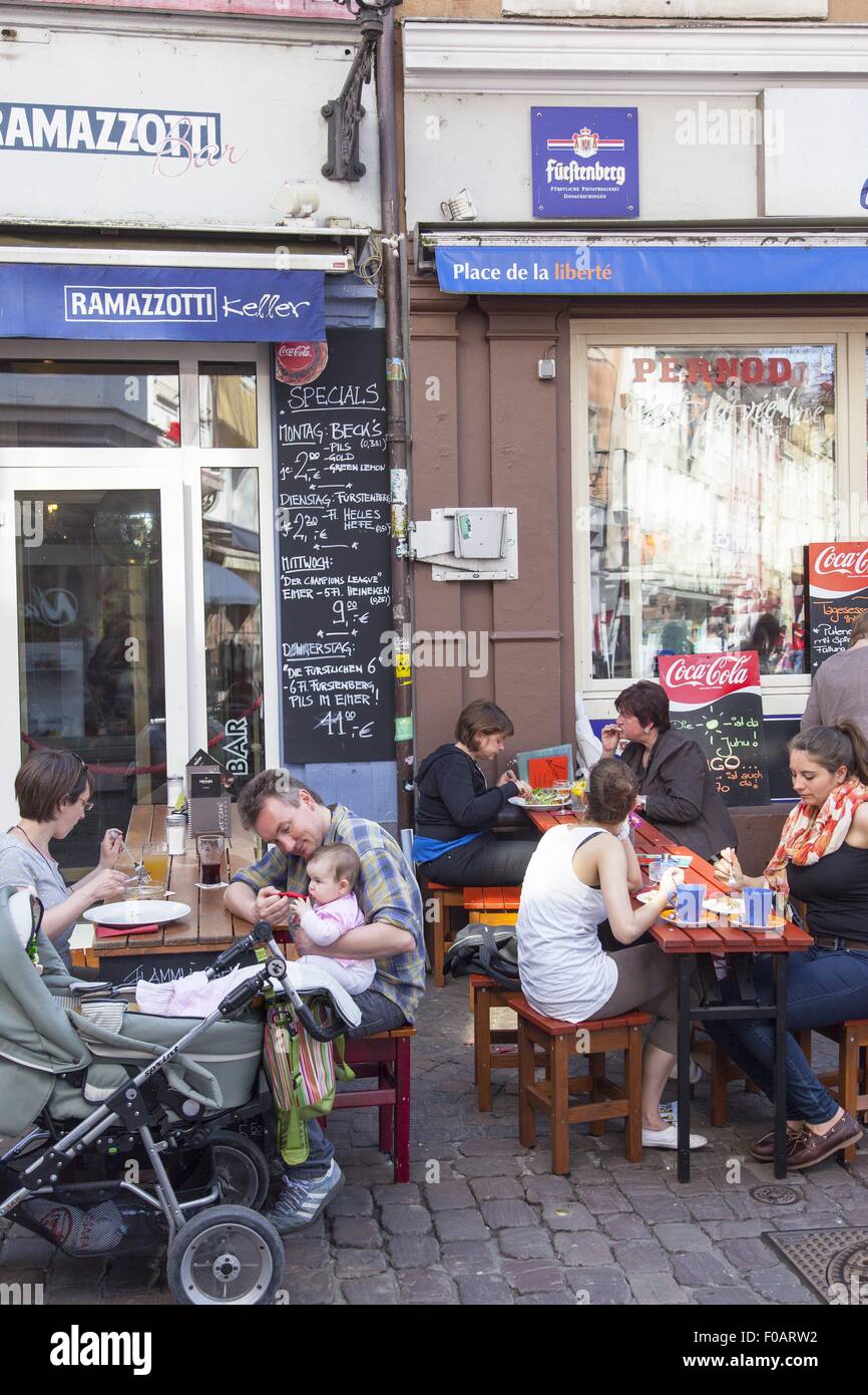 Le persone al di fuori seduta Art Cafe nella Città Vecchia a Friburgo in Germania Foto Stock