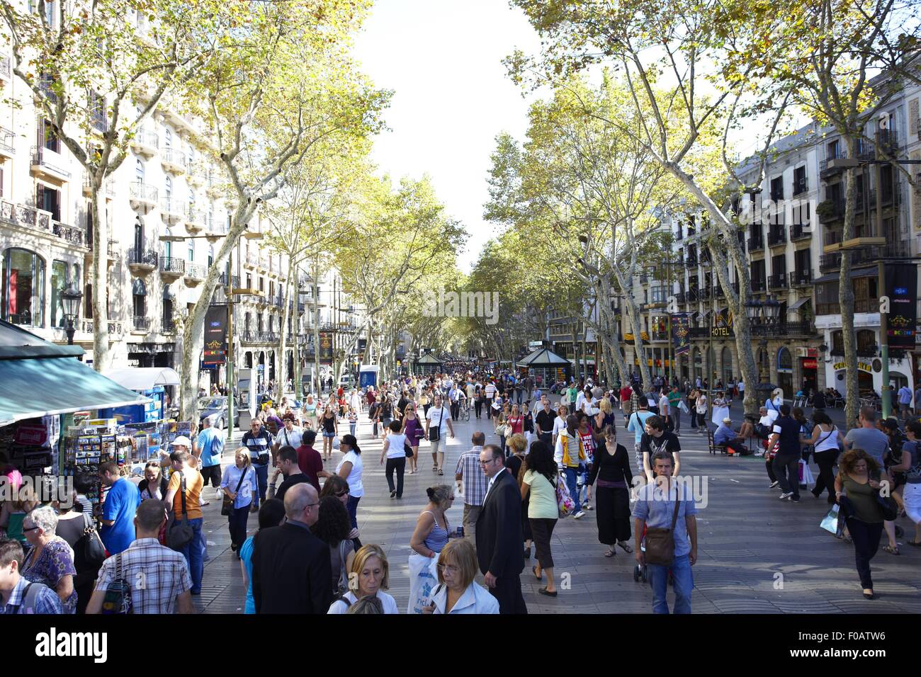 People shopping a La Rambla Las Ramblas, la strada dello shopping di Barcellona, Spagna Foto Stock