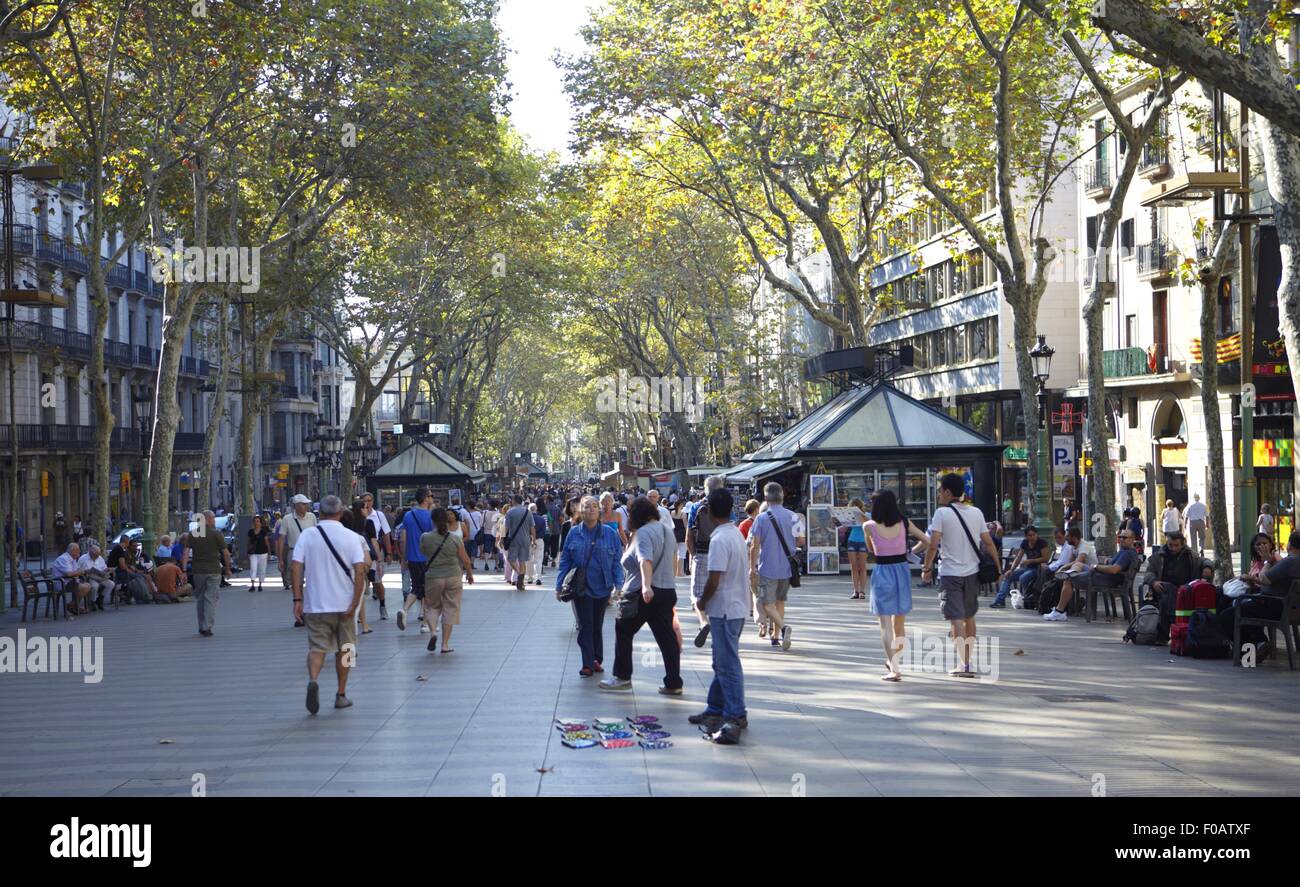 People shopping a La Rambla Las Ramblas, la strada dello shopping di Barcellona, Spagna Foto Stock