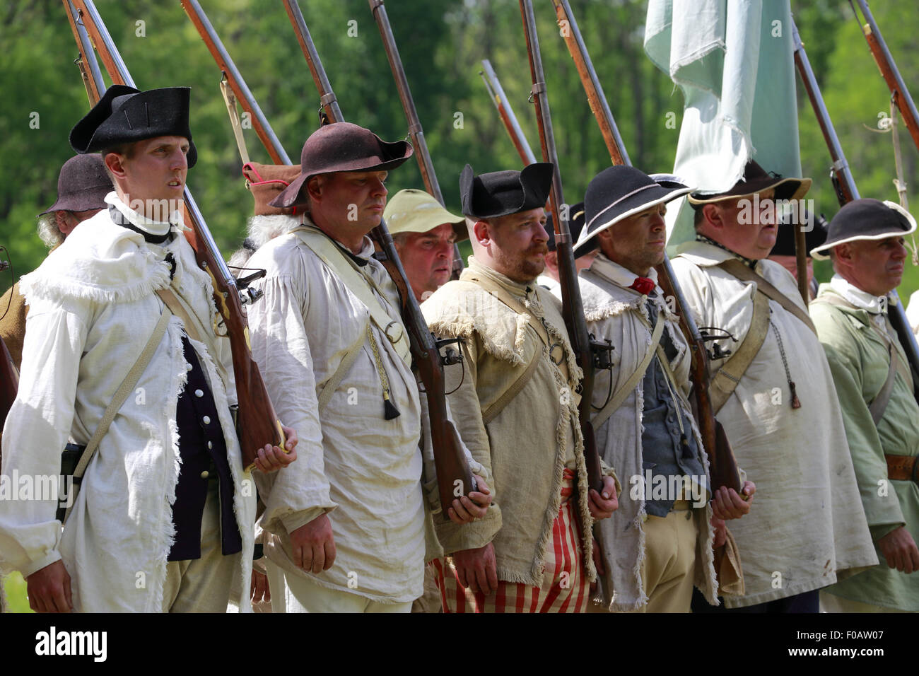 Esercito continentale soldati con moschetti in guerra rivoluzionaria rievocazione storica.Jockey,cavo Morristown National Historical Park,New Jersey.USA Foto Stock