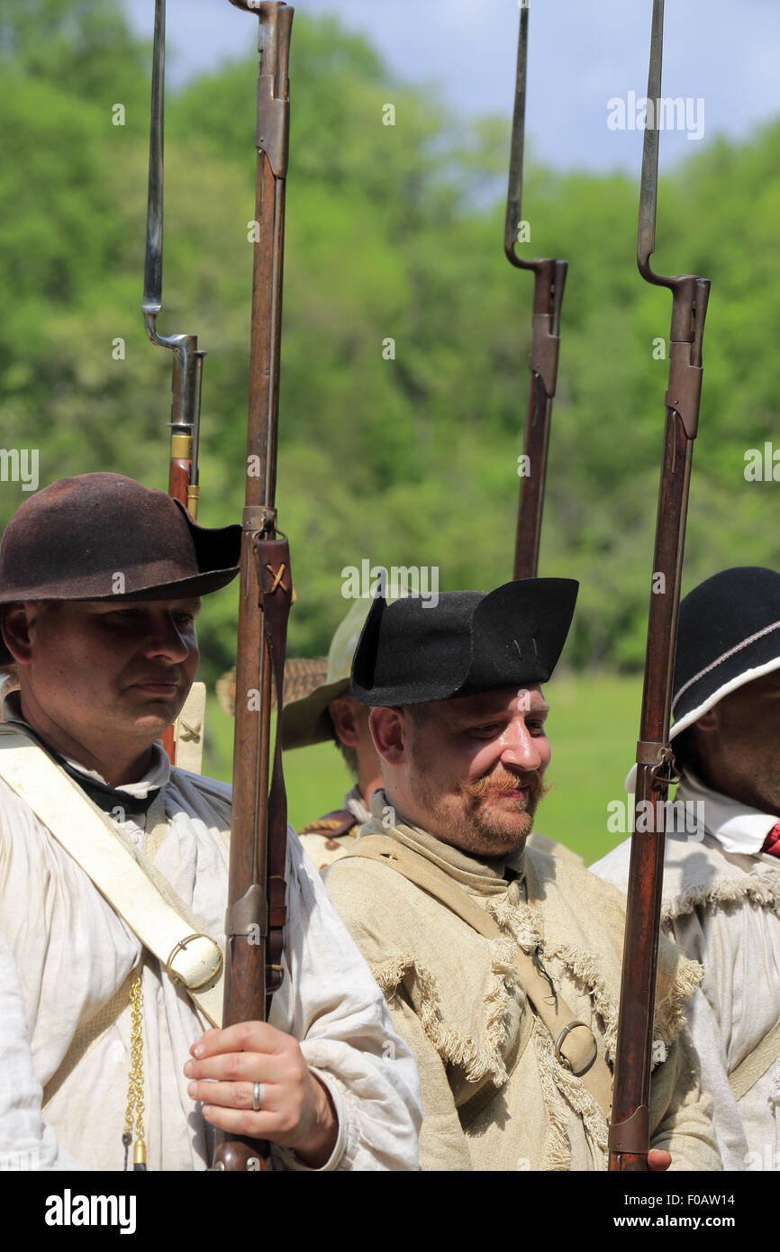 Esercito continentale soldati con moschetti in guerra rivoluzionaria rievocazione storica.Jockey,cavo Morristown National Historical Park,New Jersey.USA Foto Stock