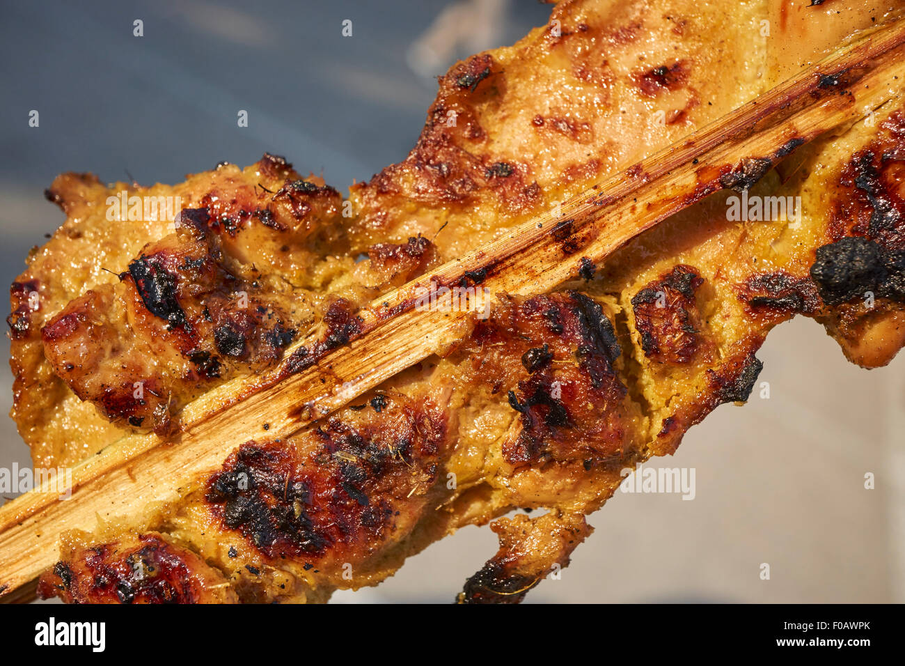 Stile Thailandese pollo su uno spiedino di bambù cibo offerto a Queens International mercato notturno della città di New York Foto Stock