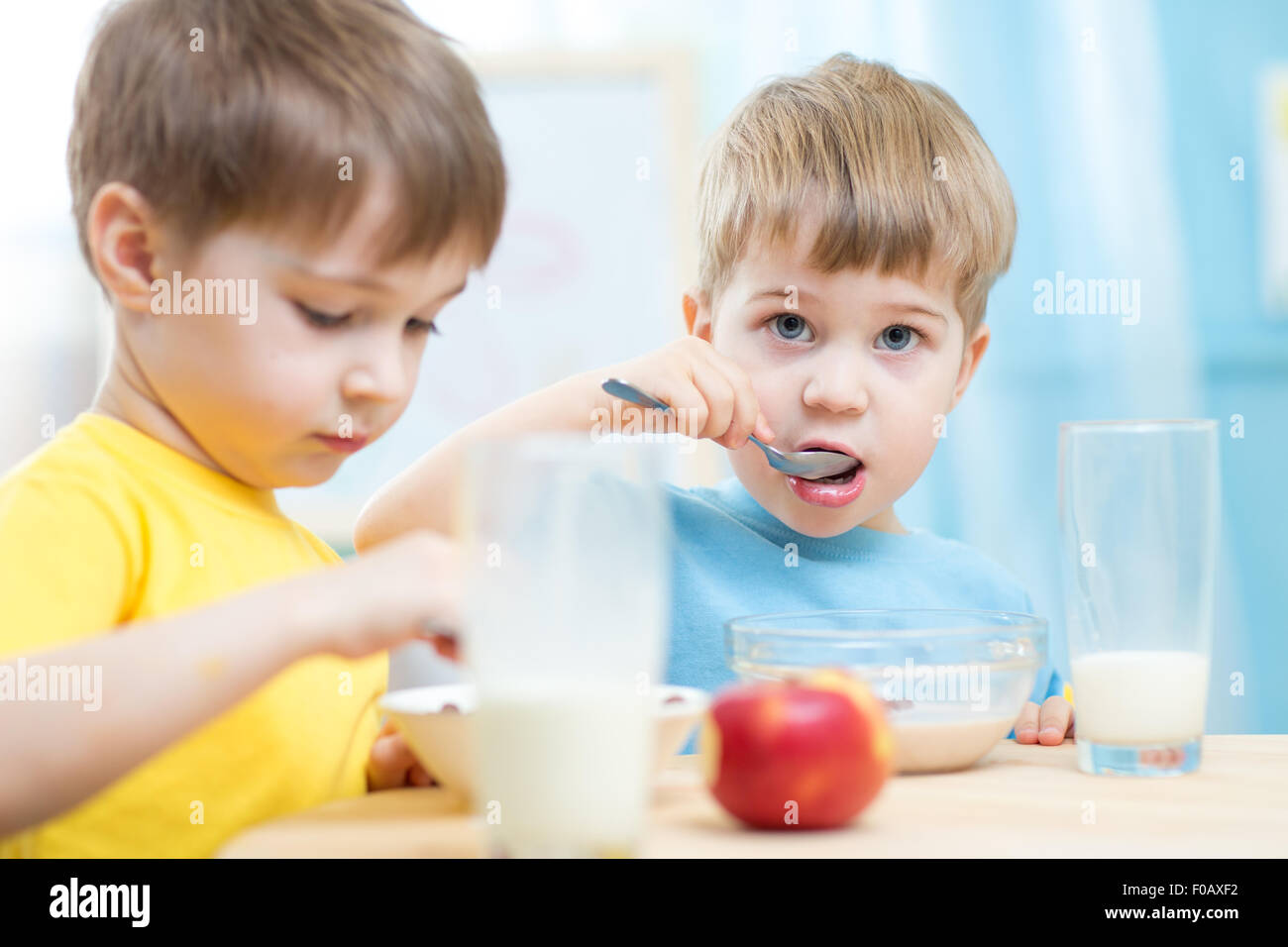 I bambini a mangiare cibo sano a casa o asilo nido Foto Stock