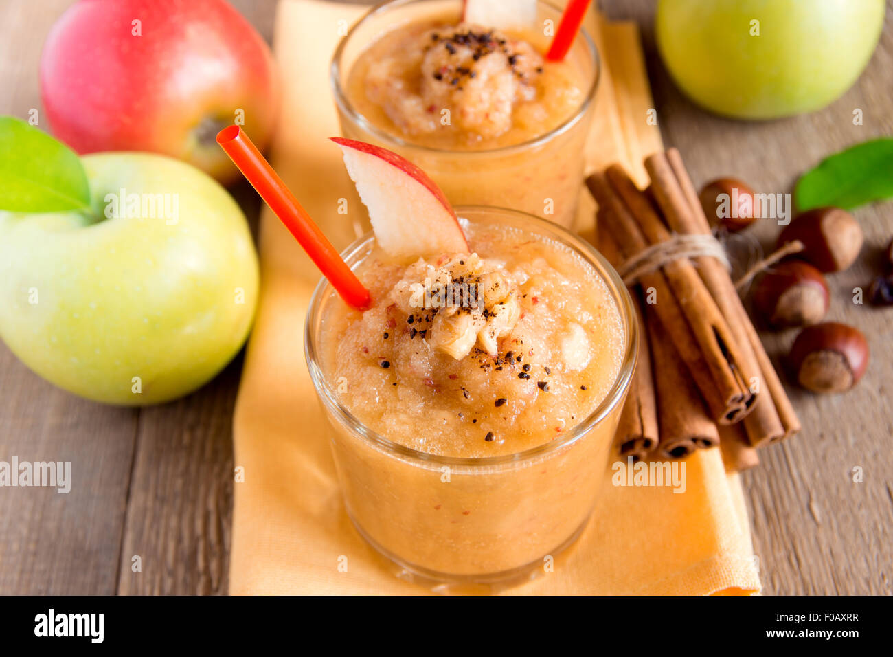 Frullato di Apple deserto con la cannella e i dadi sul tavolo di legno, close up Foto Stock