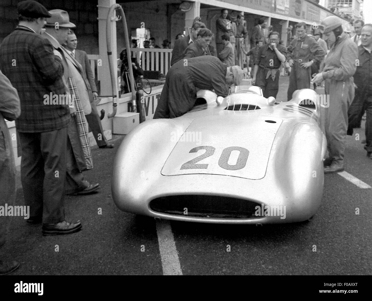 Il GP di Francia a Reims 1954, KLING PRONTO PER IL MONTAGGIO BOX MERCEDES Foto Stock