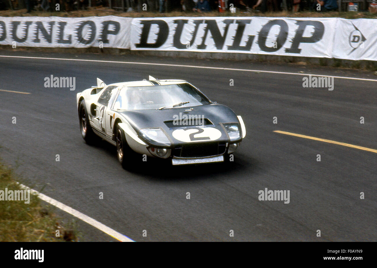 24 Ore Le Mans gara 1965, Amon,Phil Hill Ford Mk II GT 107 ritirato. Foto Stock