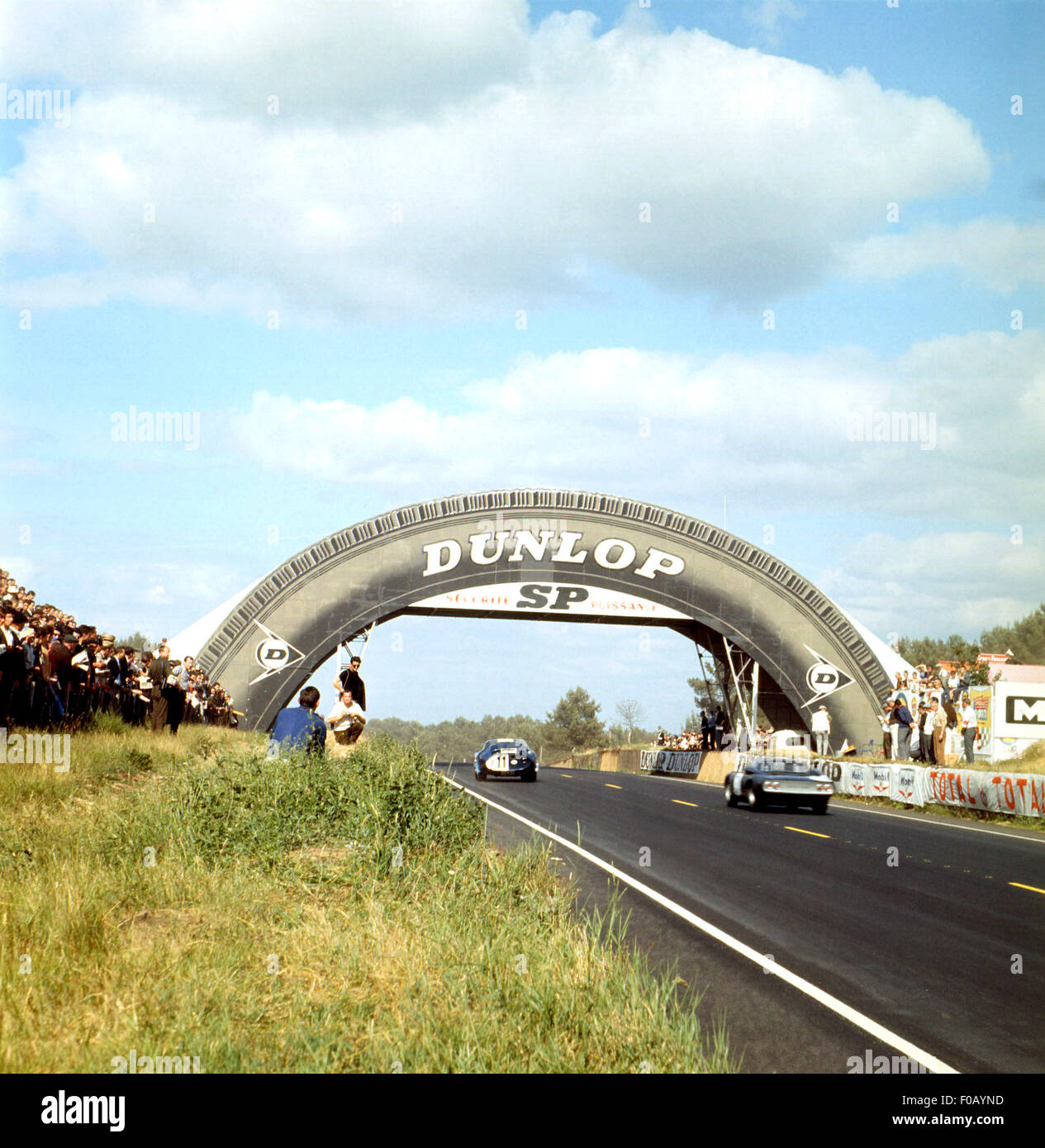 LE MANS 1965 COBRA DAYTONA e ROVER BRM passando sotto il ponte Dunlop Foto Stock