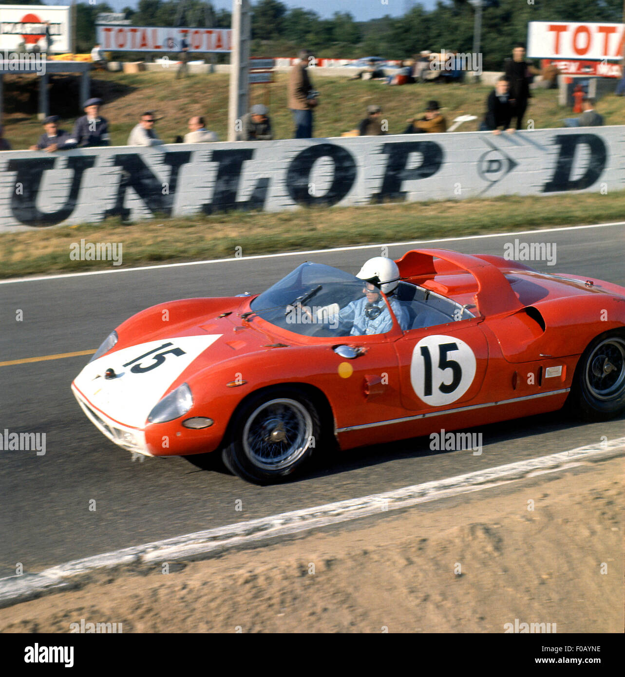 24 Ore Le Mans gara 22 Giugno 1964. Pedro Rodriguez,saltare Hudson Ferrari 330P in pensione. Foto Stock