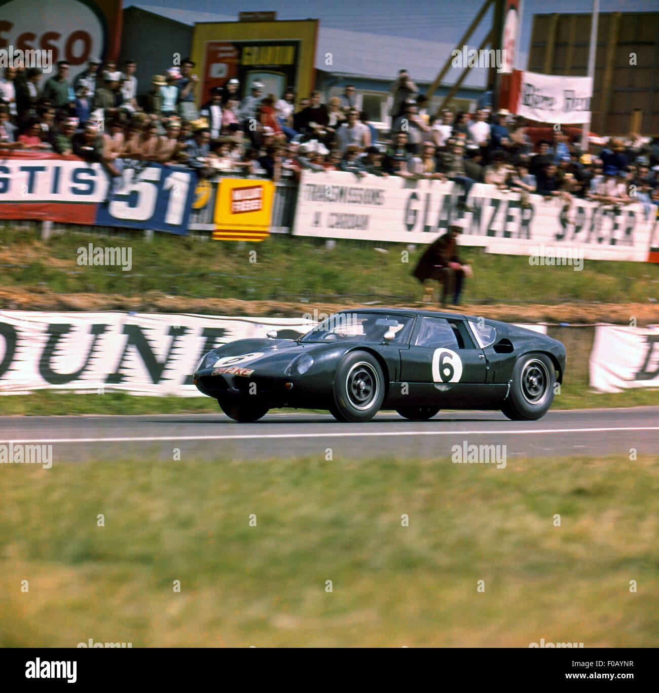 Le Mans 16 Giugno 1963. Richard Attwood,David Hobbs Lola Mk.6 Ford GT. Foto Stock