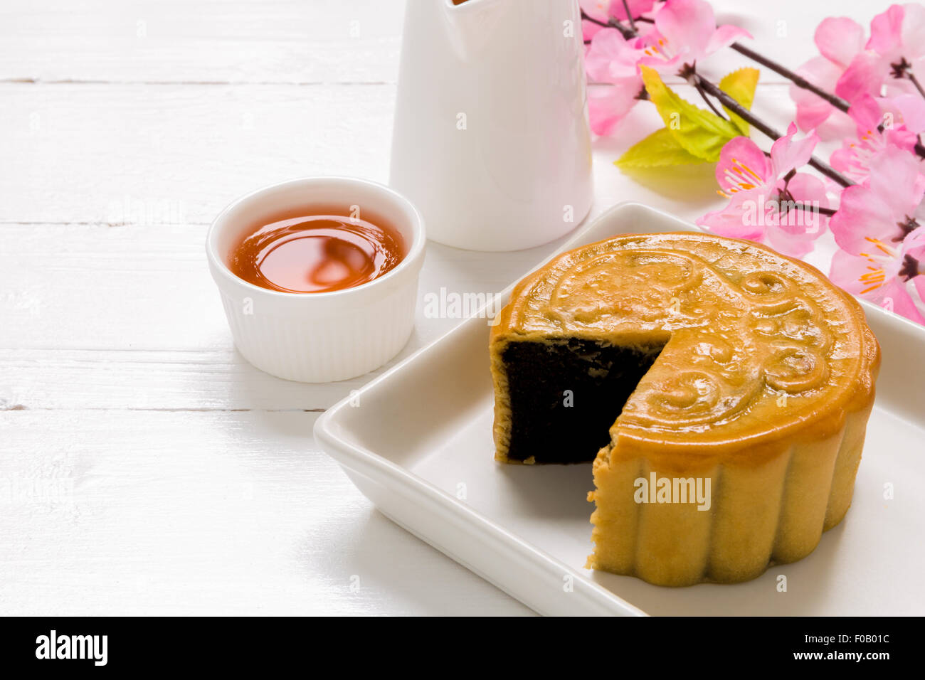Cinese tradizionale mooncake mangiato con tè caldo per i vostri momenti di relax. Foto Stock