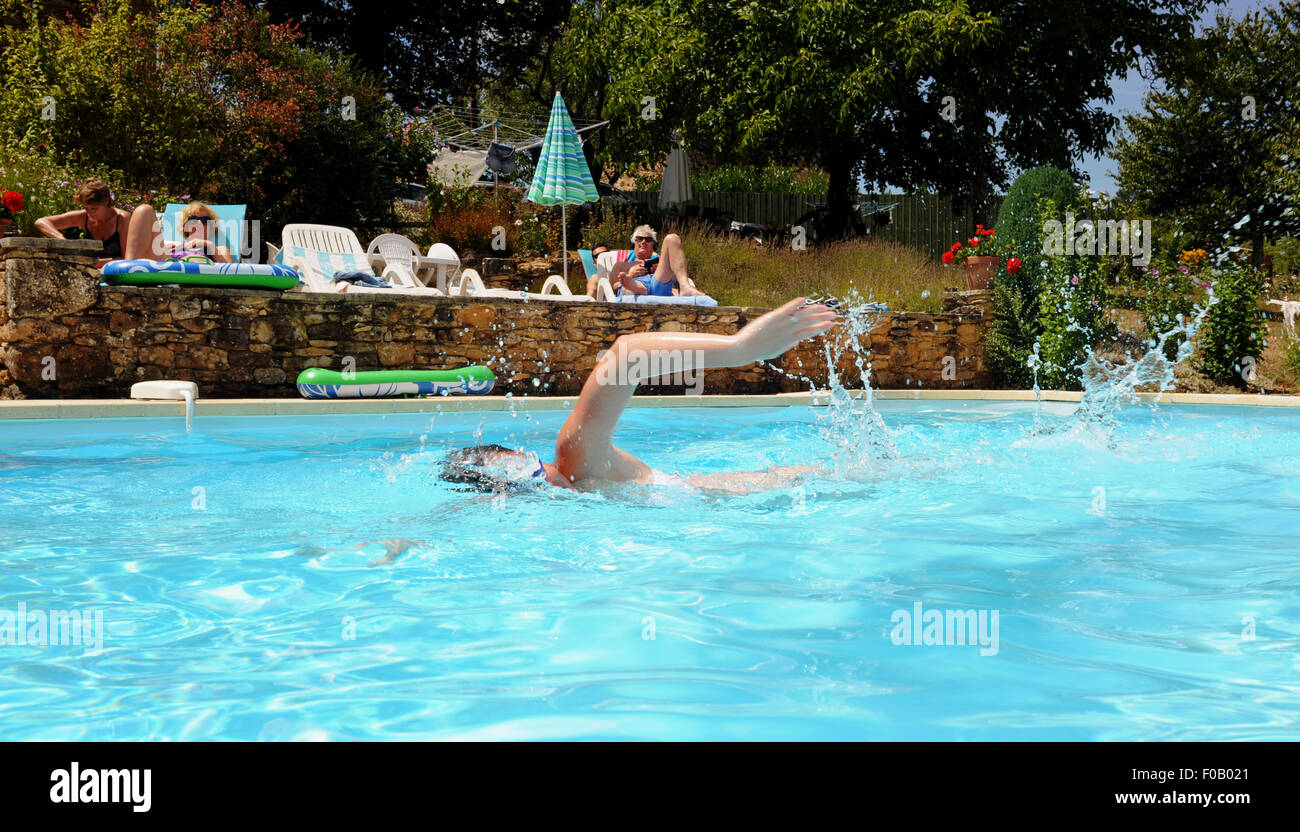 Giovane donna in vacanza piscina crawl anteriore in una piscina da una gite a Frayssinet-le-Gelat nel sacco Regione Dipartimento della Francia Foto Stock