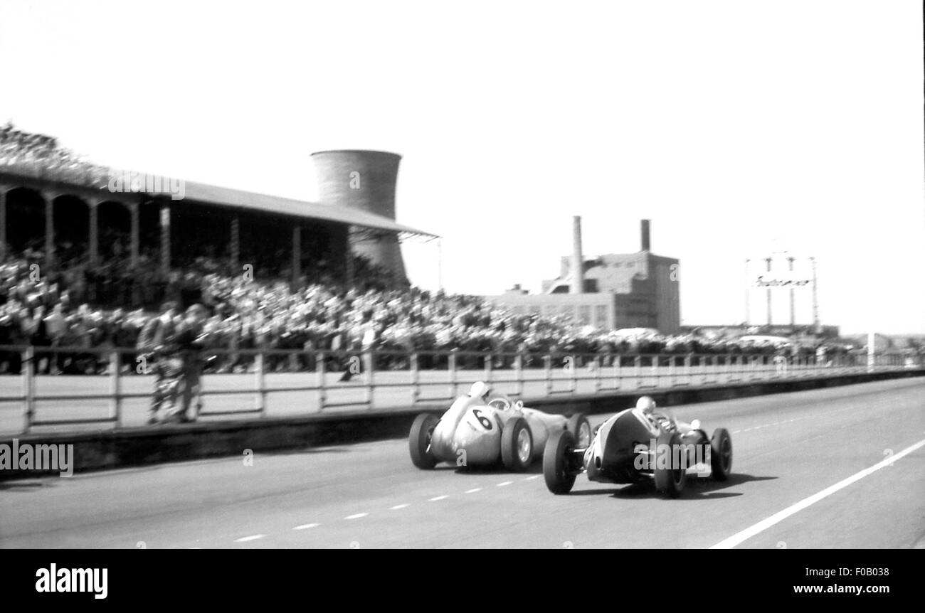 GP di Gran Bretagna : L'Aintree 18 luglio 1959. Stirling Moss BRM P25 terminato 2nd, n. 16 Bruce McLaren Cooper-Climax T51 terminato 3rd. Foto Stock