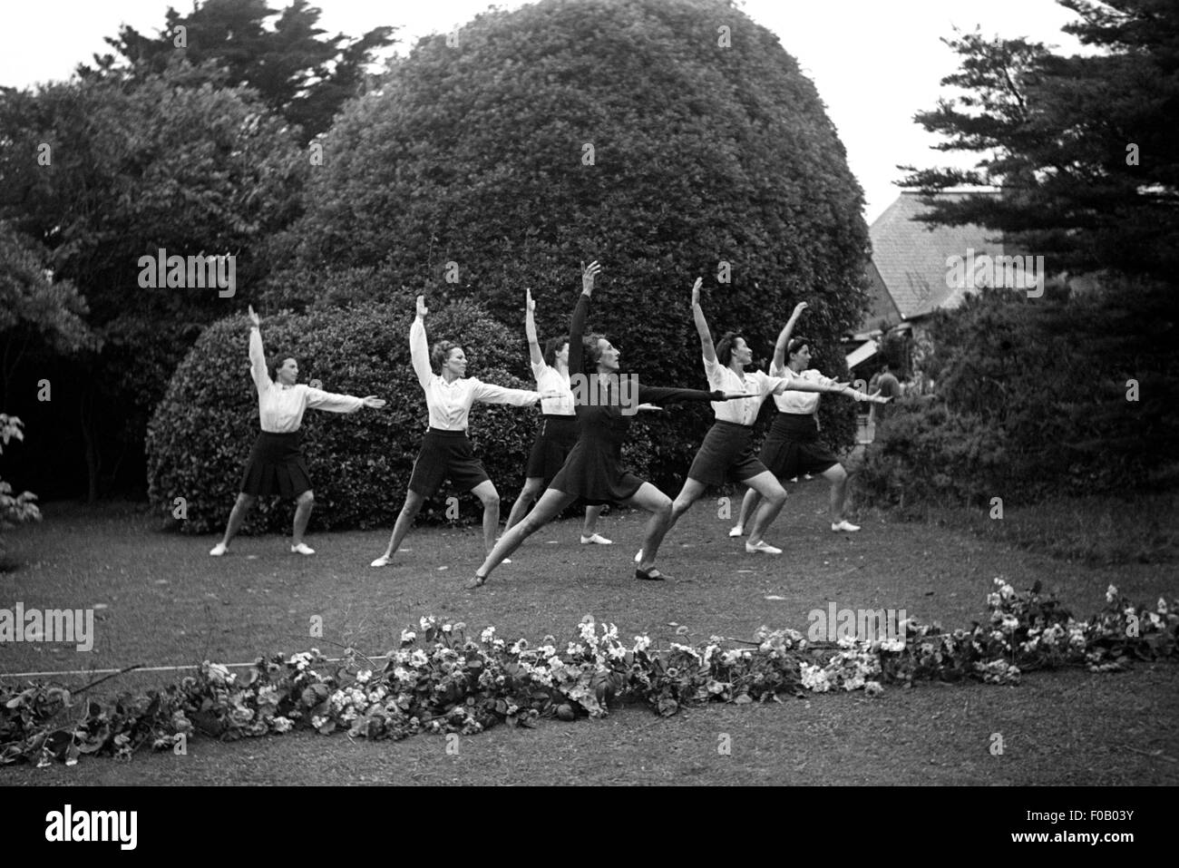 Un gruppo di donne che esercitano in un giardino Foto Stock