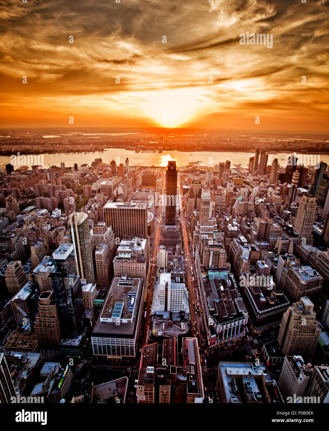 Vivid Sunset over New York presi dall'Empire State Building Foto Stock