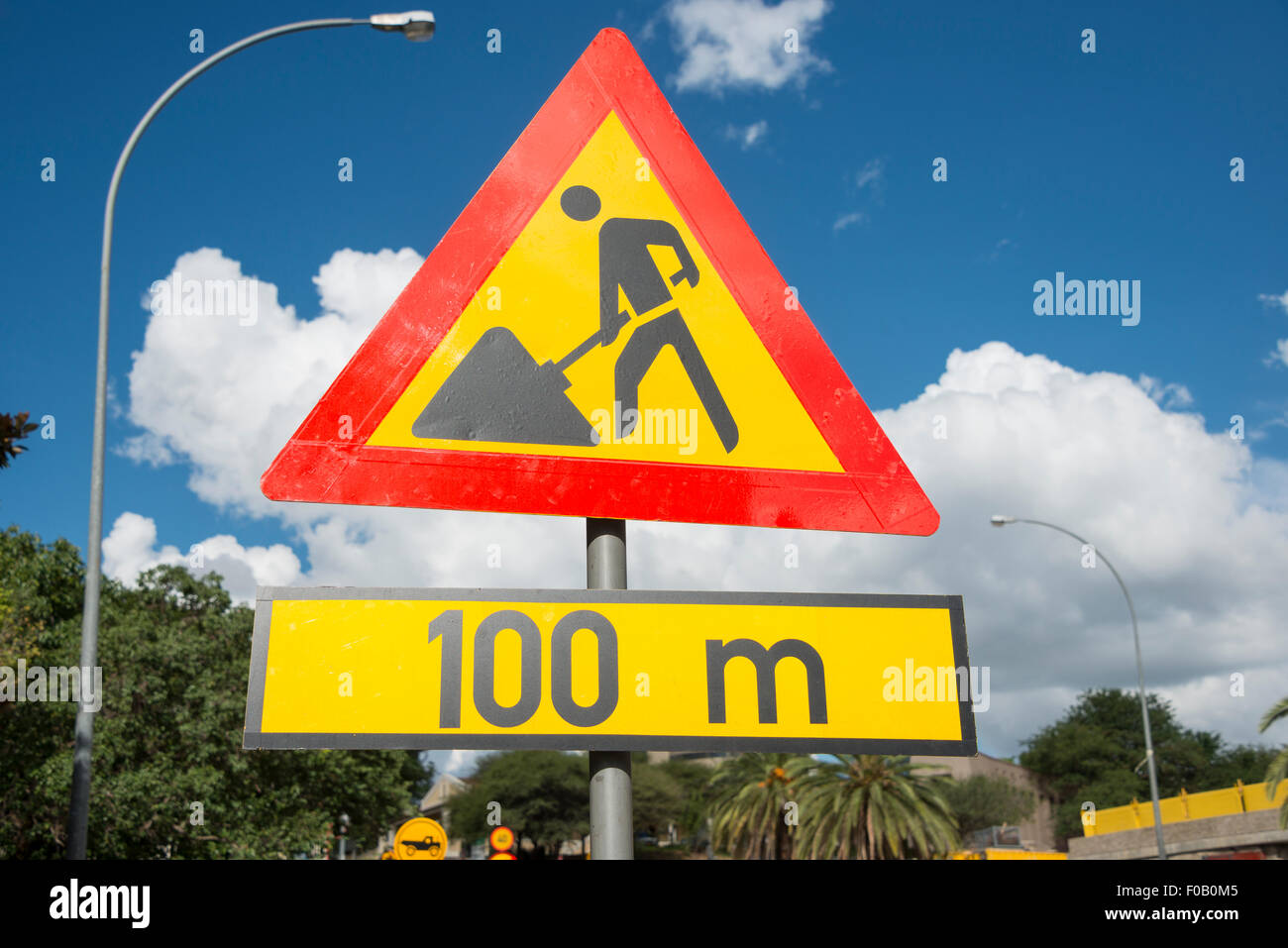 Uomini al lavoro in segno, Fidel Castro Street, Windhoek (Windhuk), Regione di Khomas, Repubblica di Namibia Foto Stock