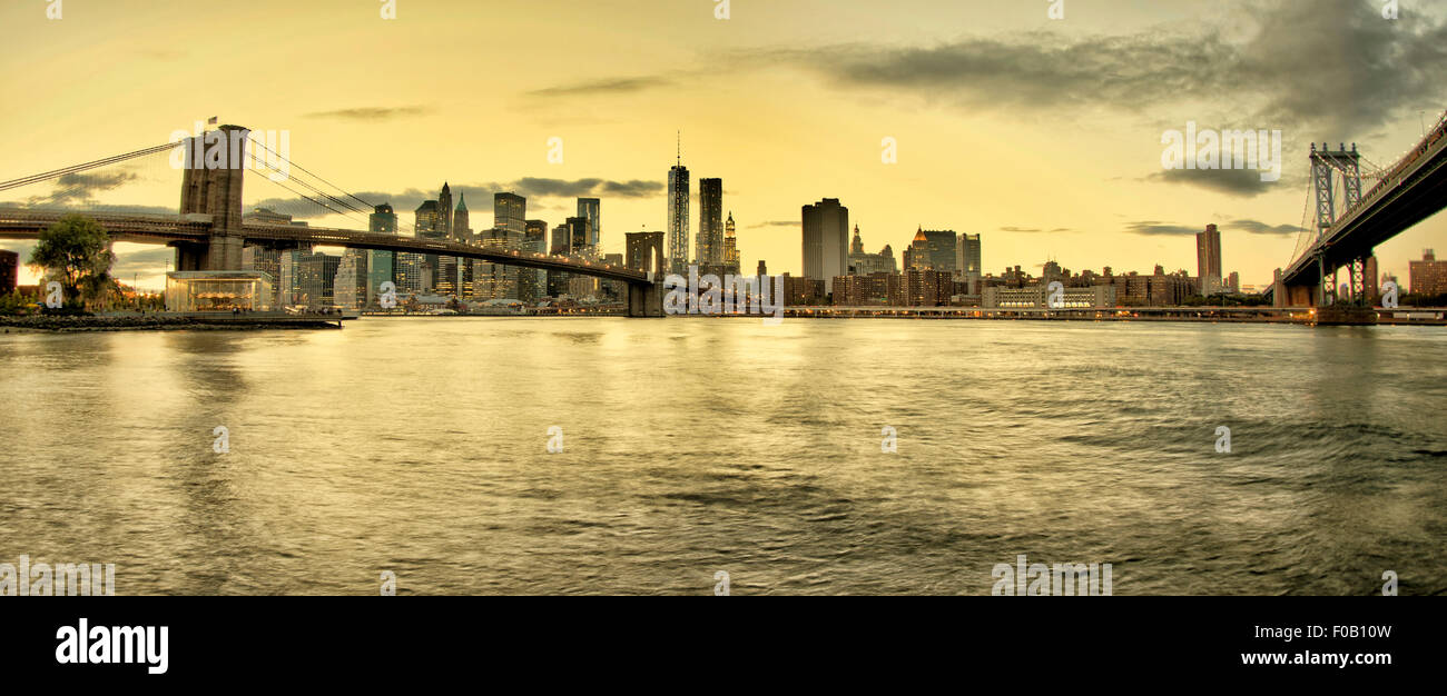 Di Manhattan e Brooklyn Bridge e dello skyline di Manhattan di notte Foto Stock