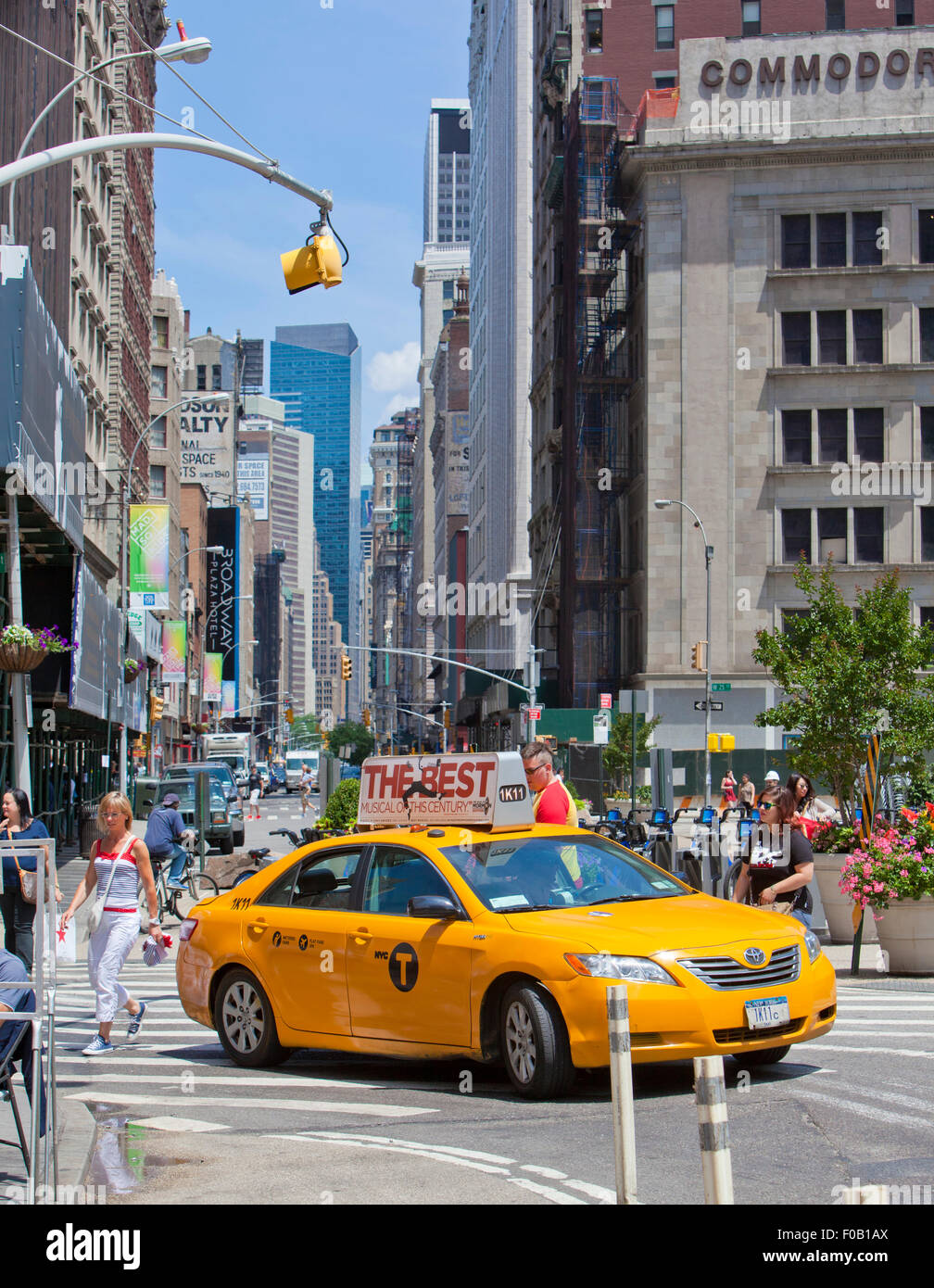 NEW YORK, Stati Uniti d'America - 28 giugno 2014: giallo taxi sulla famosa Broadway a New York City Foto Stock