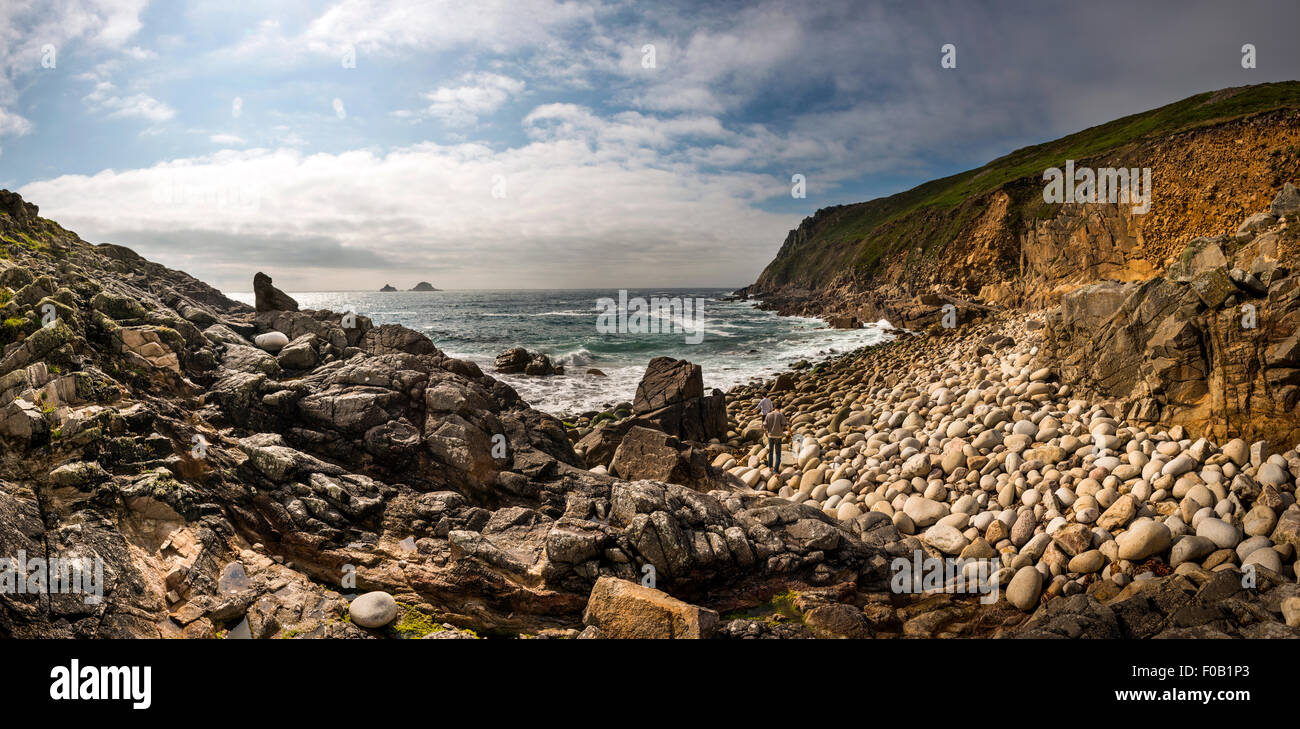 Enormi massi arrotondati sulla spiaggia di Porth Nanven, Penwith, Cornwall, Regno Unito Foto Stock