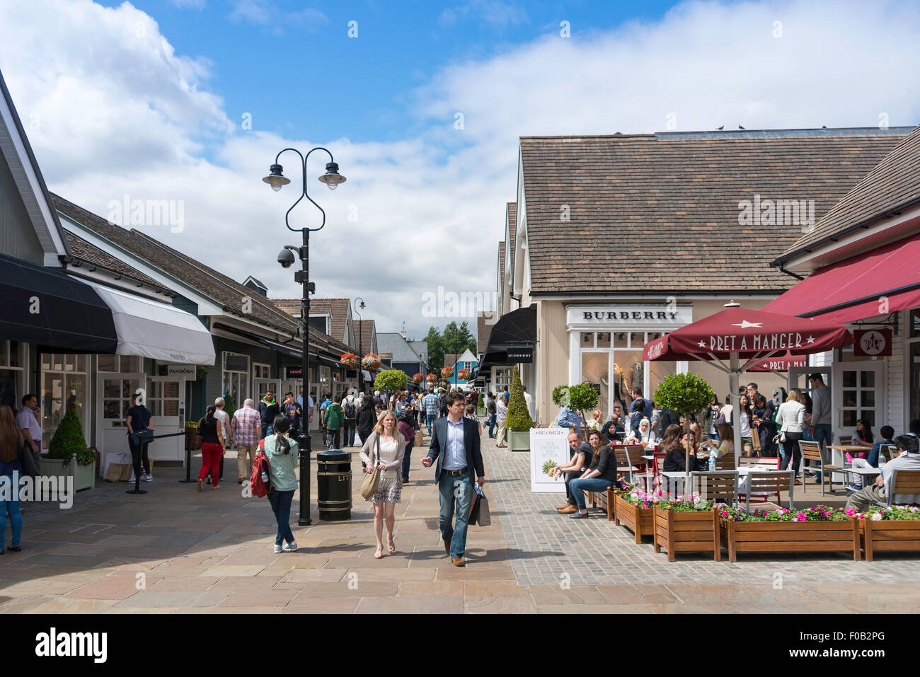 Il Villaggio di Bicester Outlet Shopping Centre, Bicester, Oxfordshire, England, Regno Unito Foto Stock