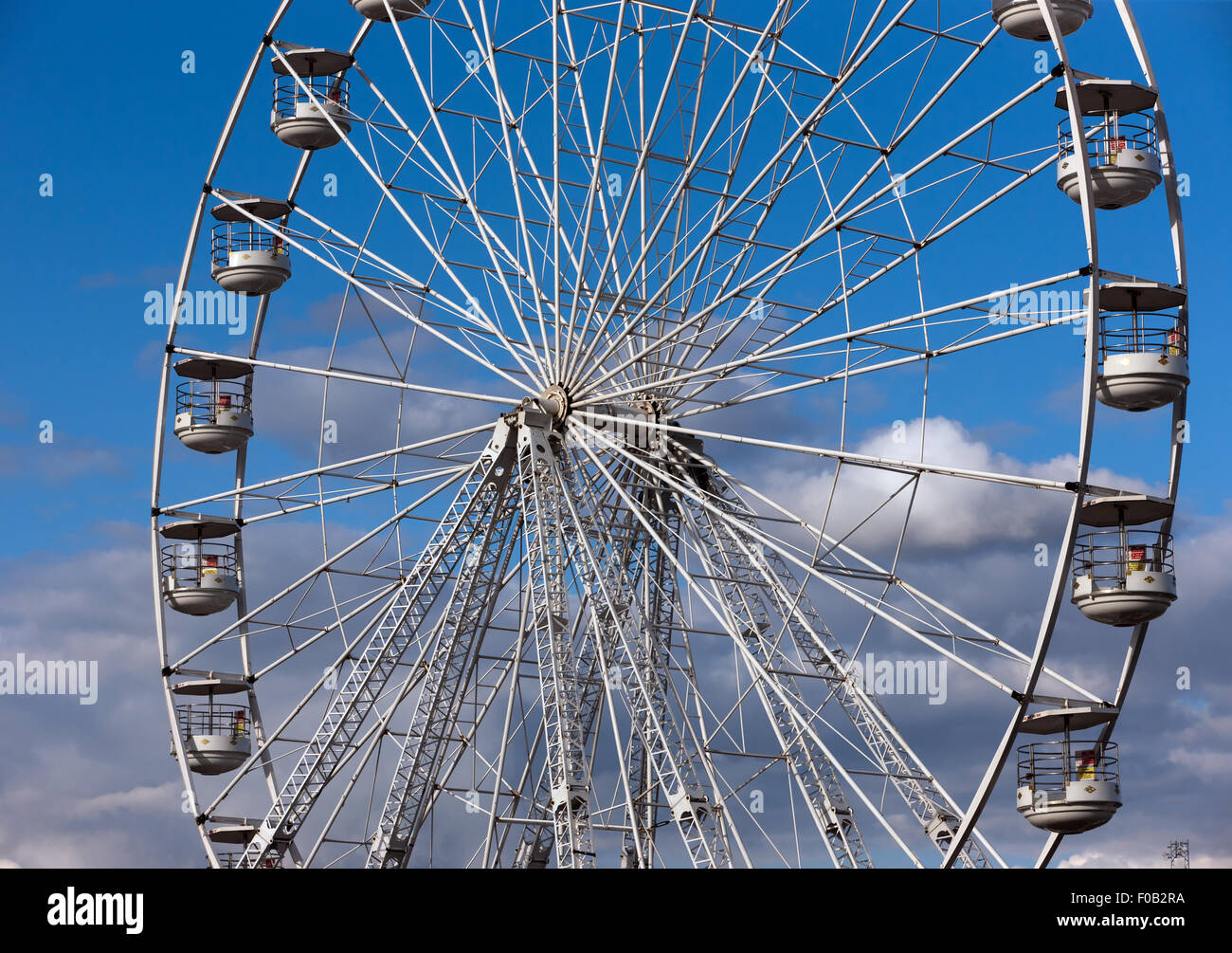 Vista ravvicinata di una 40m Giant Ferris-ruota, nel "Villaggio Verde' area dello storico circuito di Silverstone Foto Stock