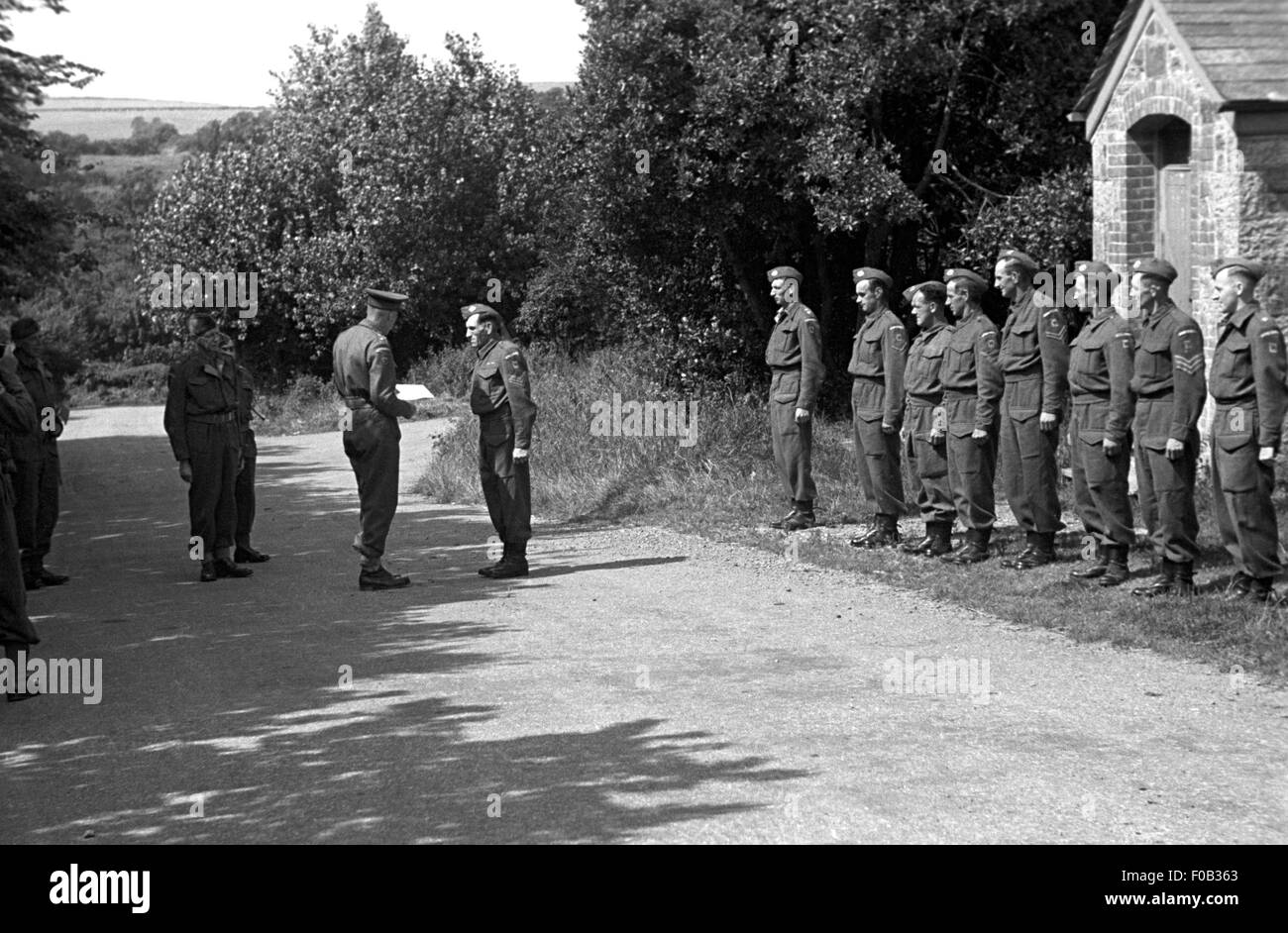 Gli uomini della casa della guardia in piedi in una linea a lato della strada in uniforme Foto Stock Gli uomini della casa della guardia in piedi in una linea a lato della strada in uniforme Foto Stock