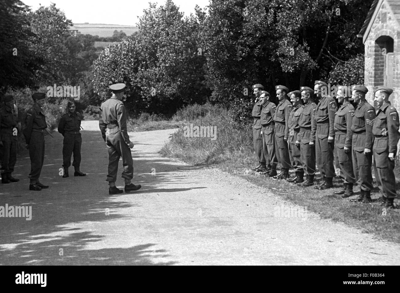 Gli uomini della casa della guardia in piedi in una linea a lato della strada in uniforme Foto Stock Gli uomini della casa della guardia in piedi in una linea a lato della strada in uniforme Foto Stock