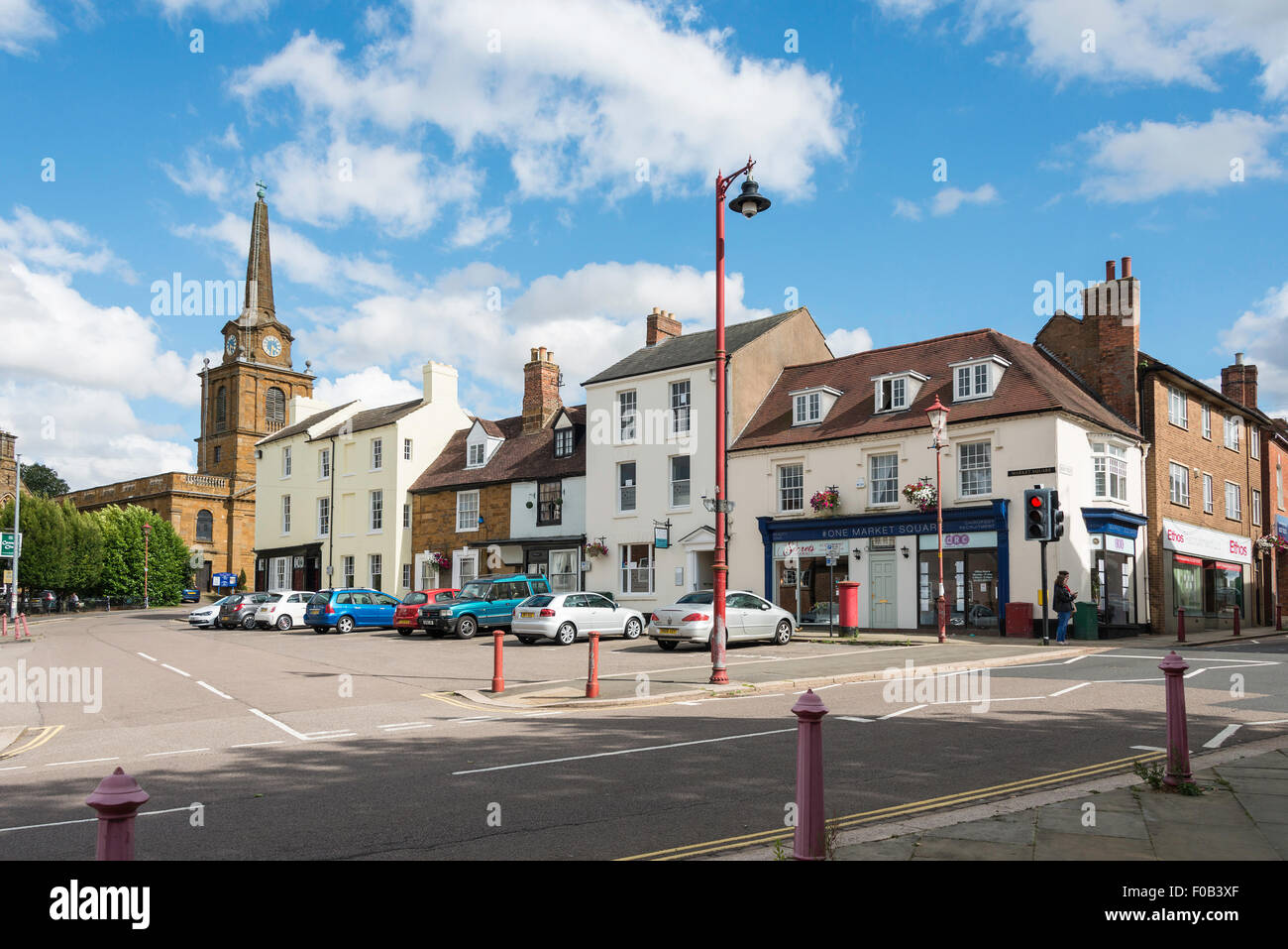 La Chiesa della Santa Croce e Piazza del Mercato, Daventry, Northamptonshire, England, Regno Unito Foto Stock