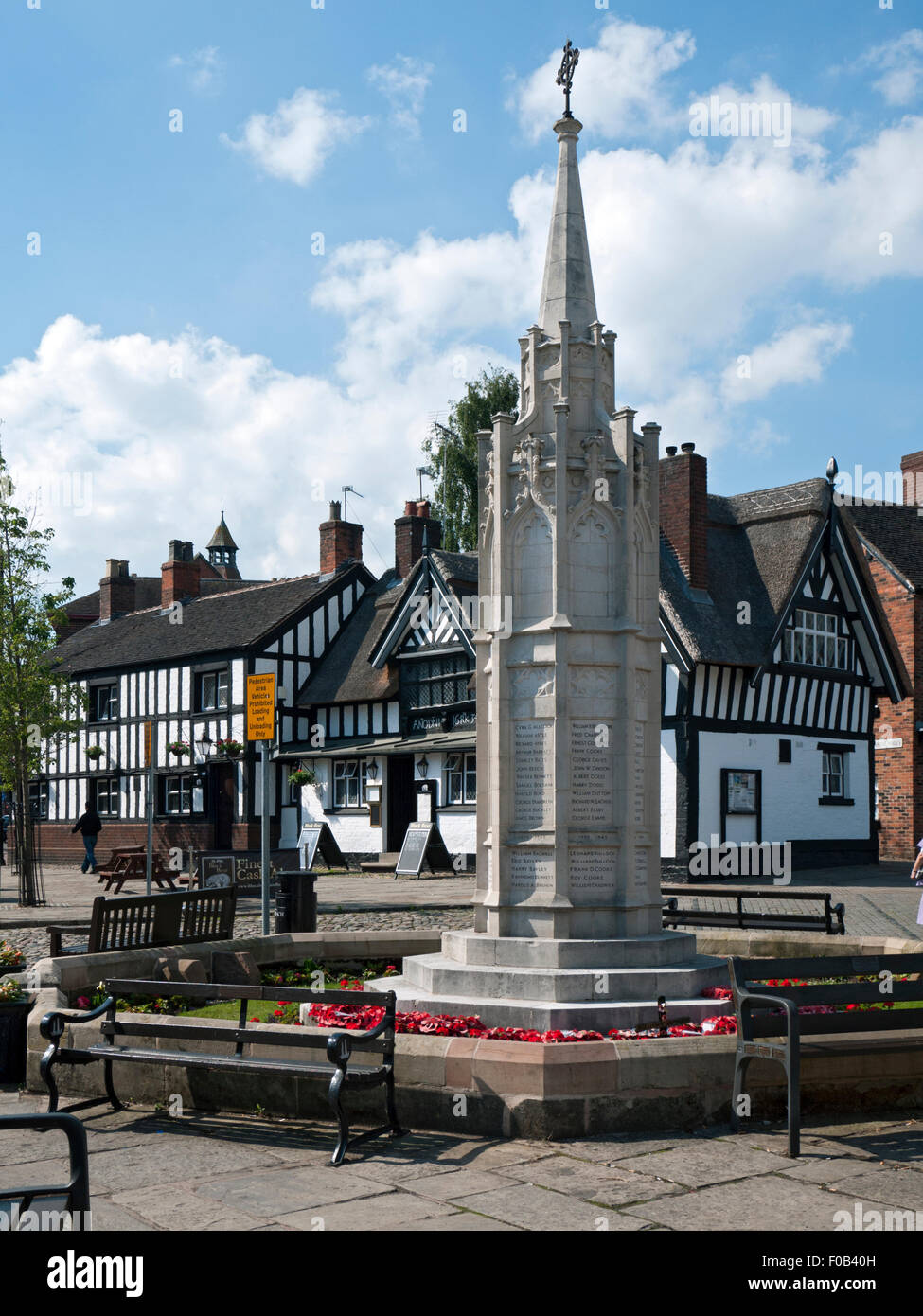 Il Memoriale di guerra e il Black Bear Inn, la piazza del mercato, High Street, Sandbach, Cheshire, Inghilterra, Regno Unito Foto Stock