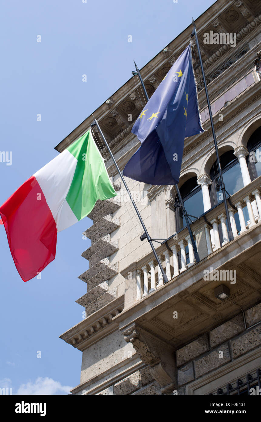 Italiano e bandiere europee battenti bandiera dai poli su palazzo civico Italia Foto Stock
