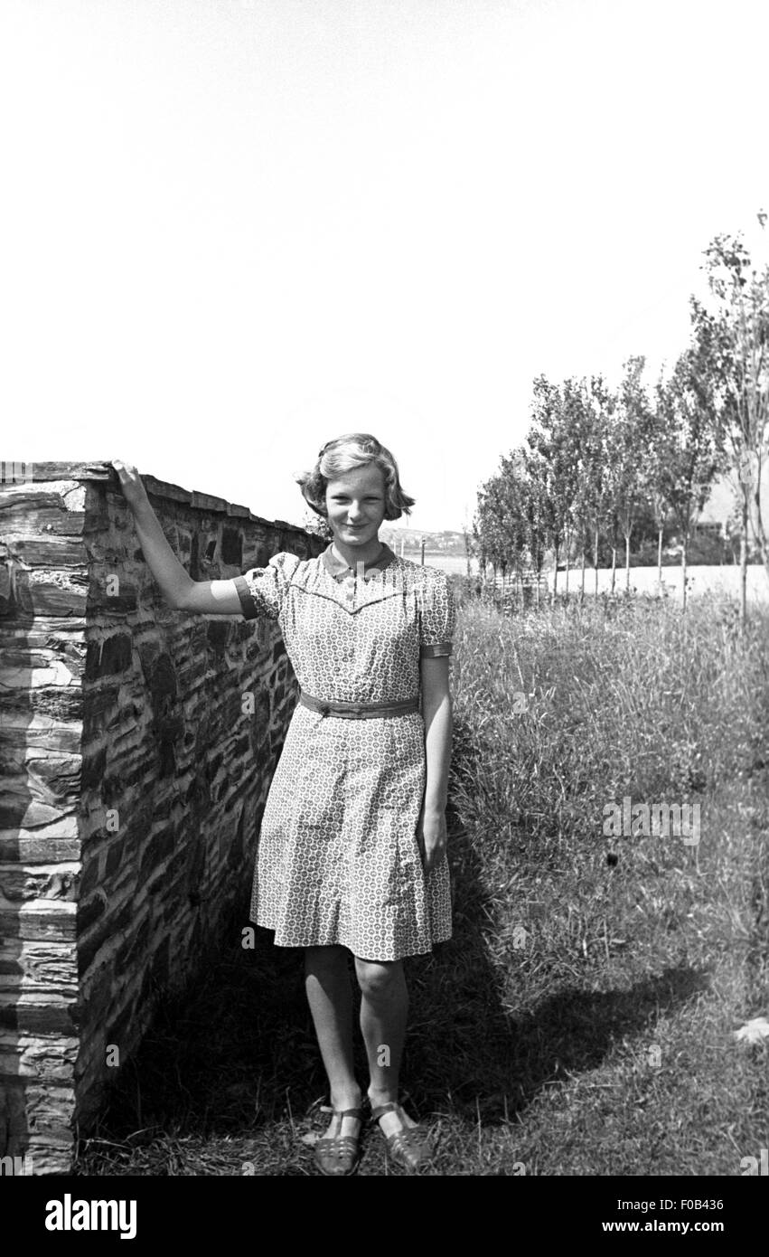 Ragazza in piedi accanto ad una parete. Foto Stock