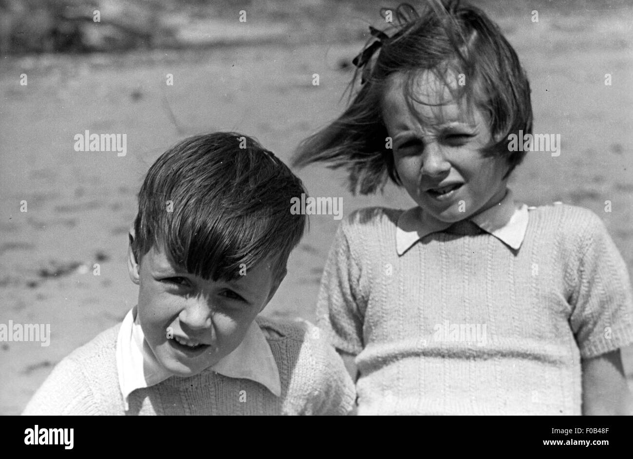 Un ragazzo e una ragazza in spiaggia. Foto Stock