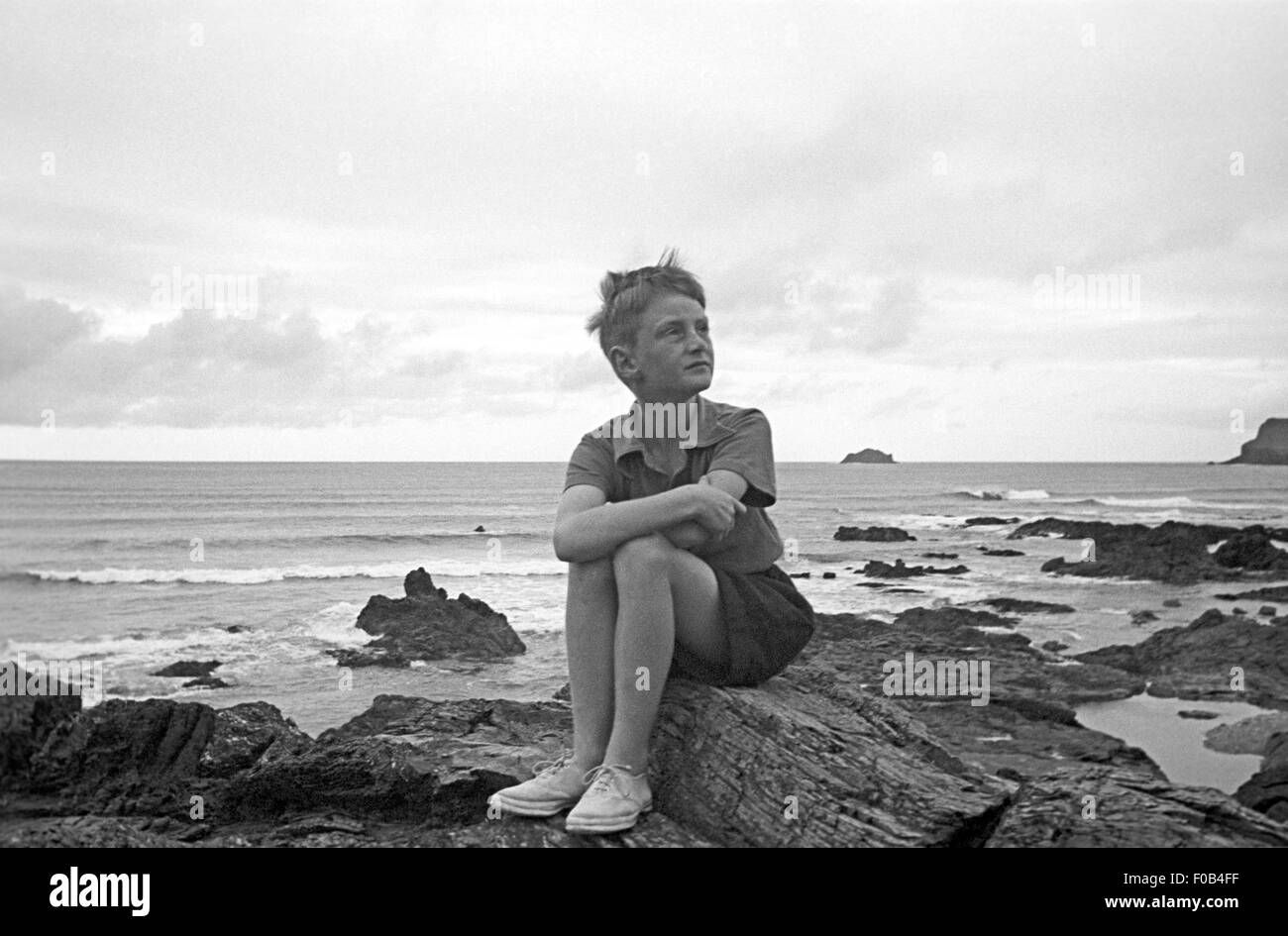 Un giovane ragazzo in spiaggia. Foto Stock