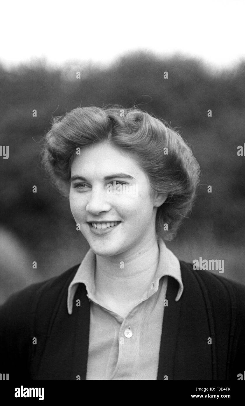 Una giovane donna all'esterno. Foto Stock