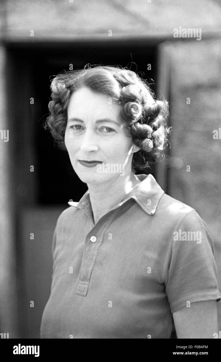 Una giovane donna all'esterno. Foto Stock