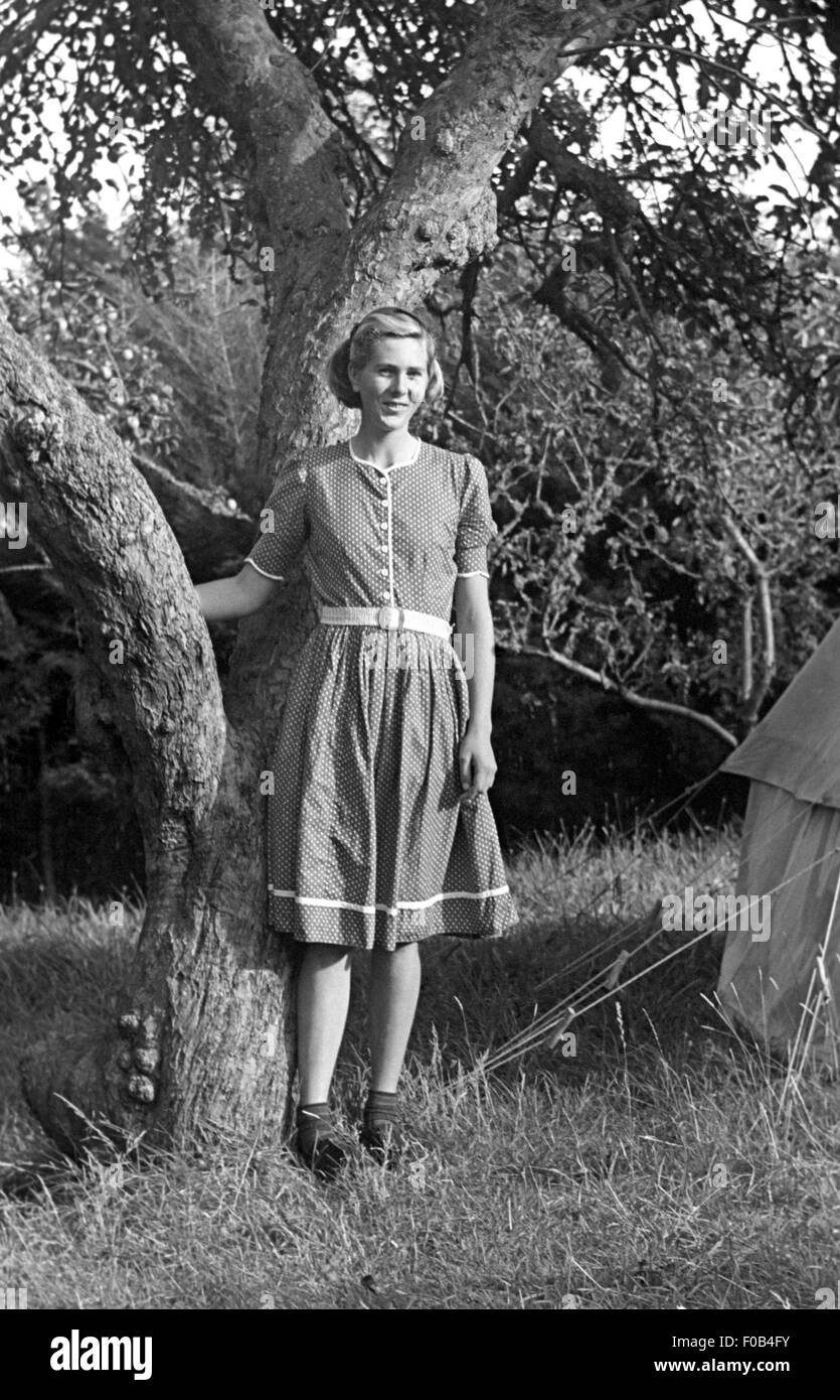 La donna al di fuori di un campo. Foto Stock