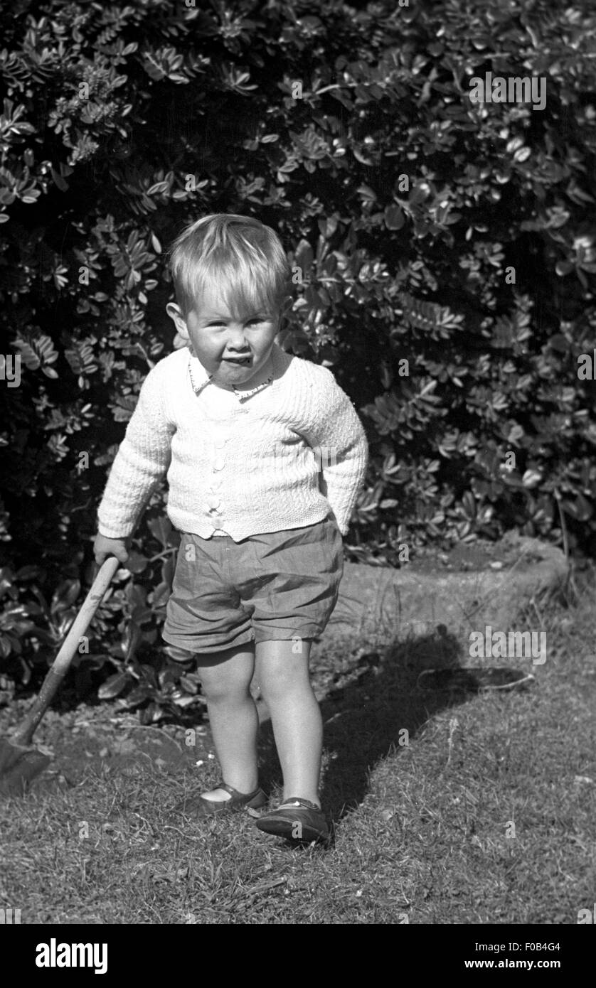 Un giovane ragazzo nel giardino. Foto Stock