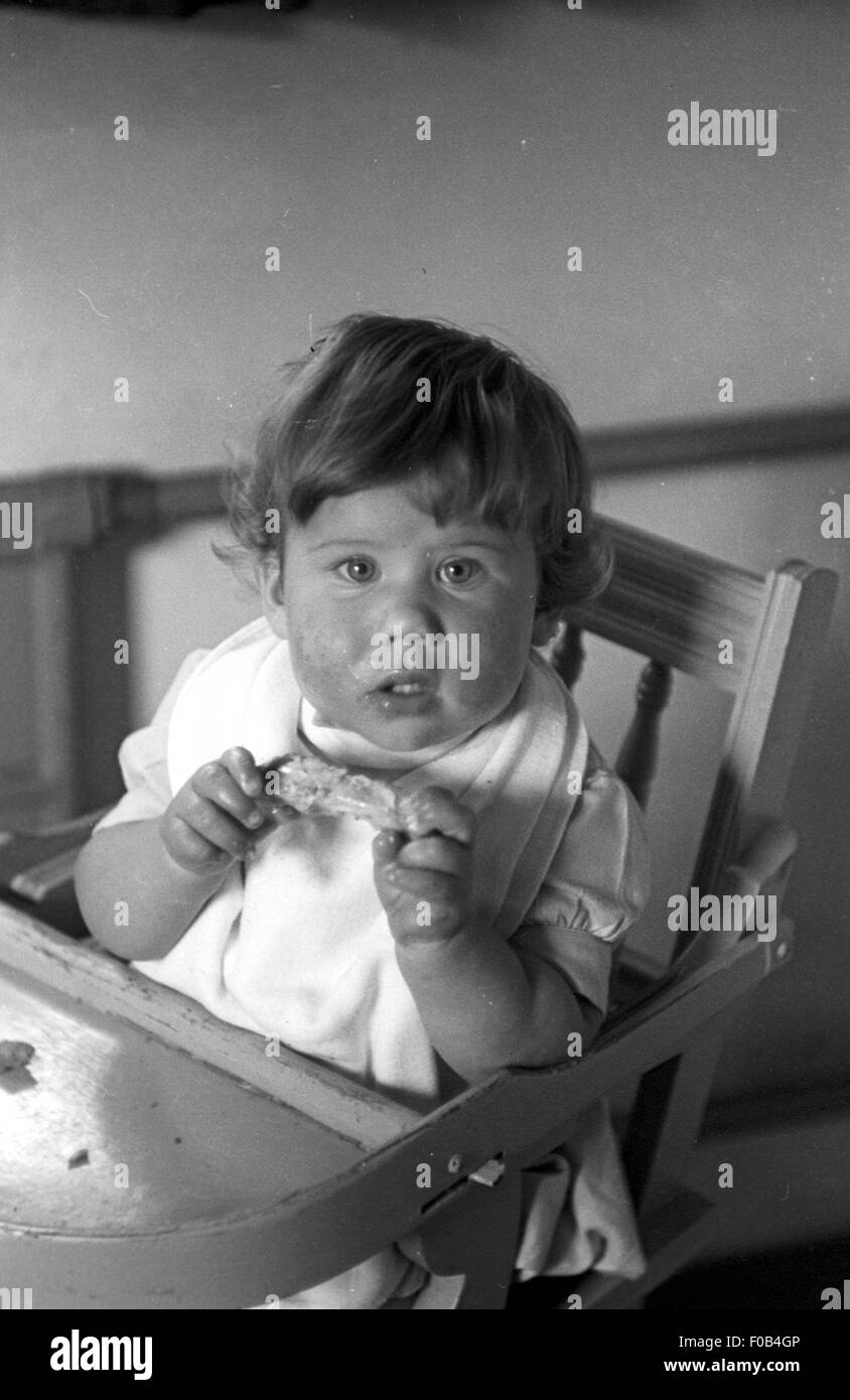 Bambino in un seggiolone. Foto Stock