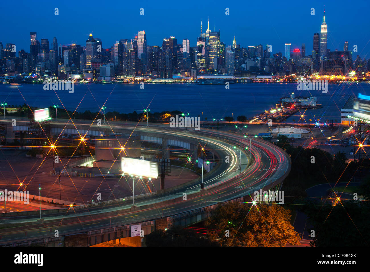 MIDTOWN MANHATTAN NEW YORK skyline della città sul fiume Hudson Lincoln Tunnel rampa approccio WEEHAWKEN NEW JERSEY USA Foto Stock