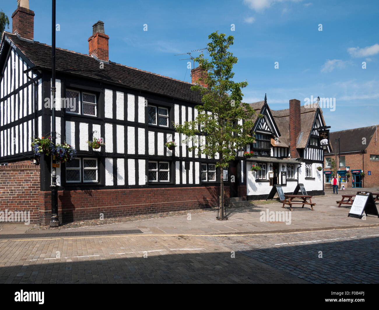 Il Black Bear Inn (1634). Piazza del Mercato, High Street, Sandbach, Cheshire, Inghilterra, Regno Unito Foto Stock