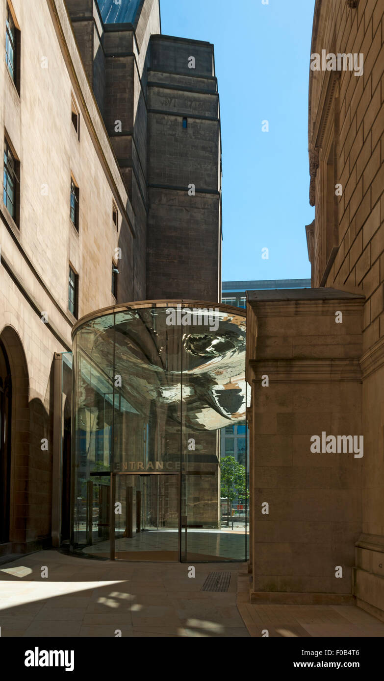 La vetrata di ingresso di collegamento tra il Municipio e la Biblioteca Centrale, biblioteca a piedi, Manchester, Inghilterra, Regno Unito. Foto Stock
