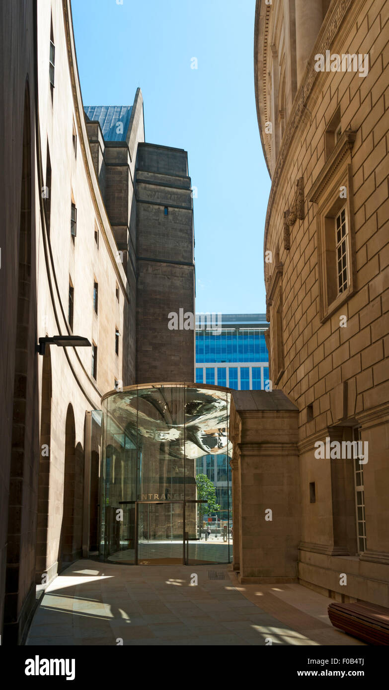 La vetrata di ingresso di collegamento tra il Municipio e la Biblioteca Centrale, biblioteca a piedi, Manchester, Inghilterra, Regno Unito. Foto Stock