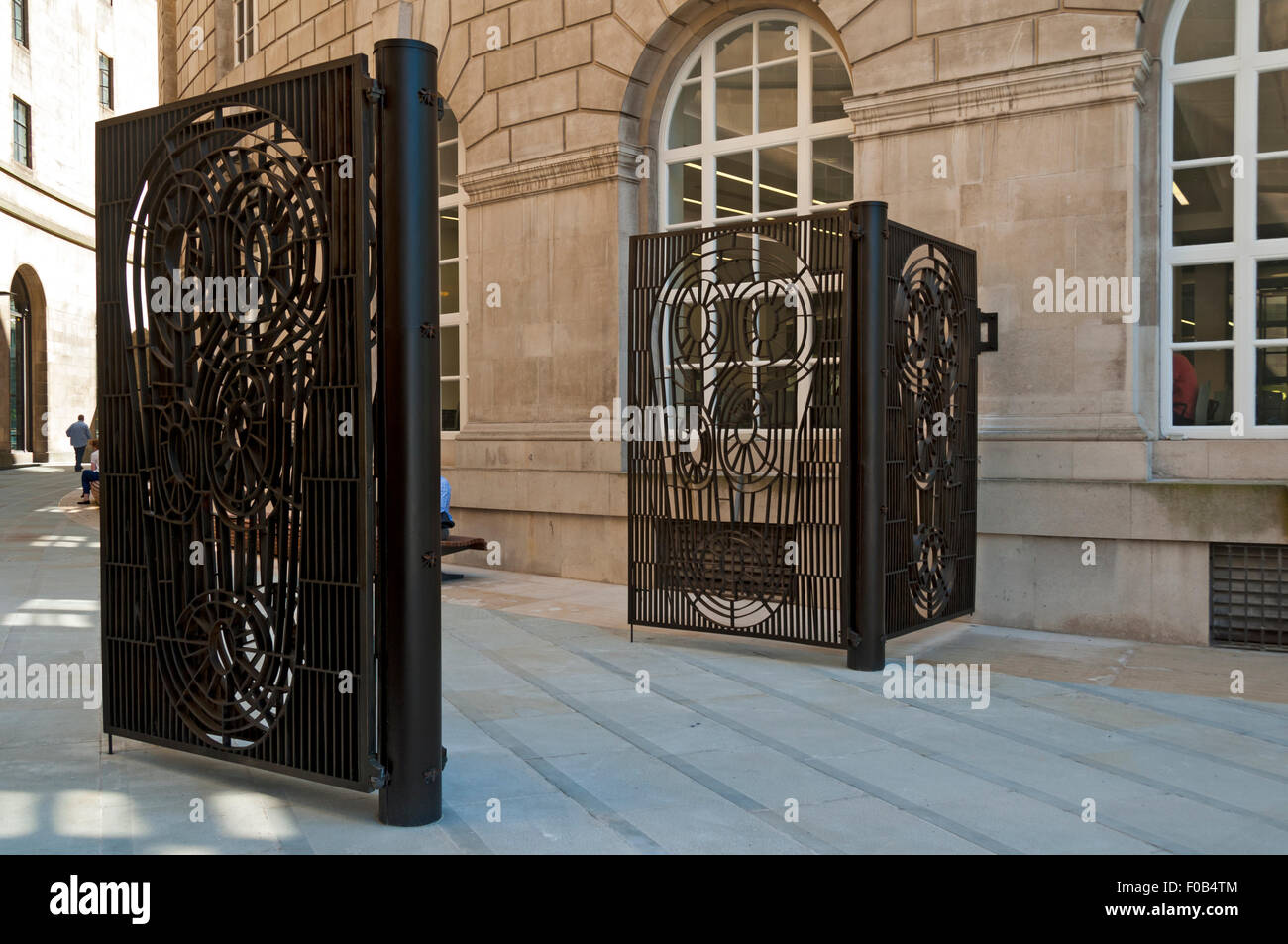 Il installata recentemente (2015) porte al Mount Street ingresso alla Biblioteca a piedi, Manchester, Inghilterra, Regno Unito. Foto Stock