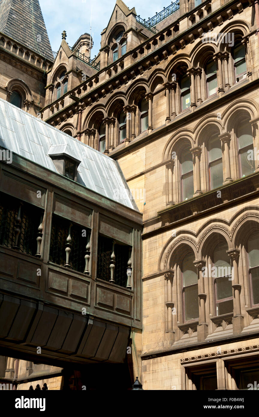 Manchester Town Hall e la passerella per la costruzione di estensione, da Lloyd Street, Manchester, Inghilterra, Regno Unito Foto Stock