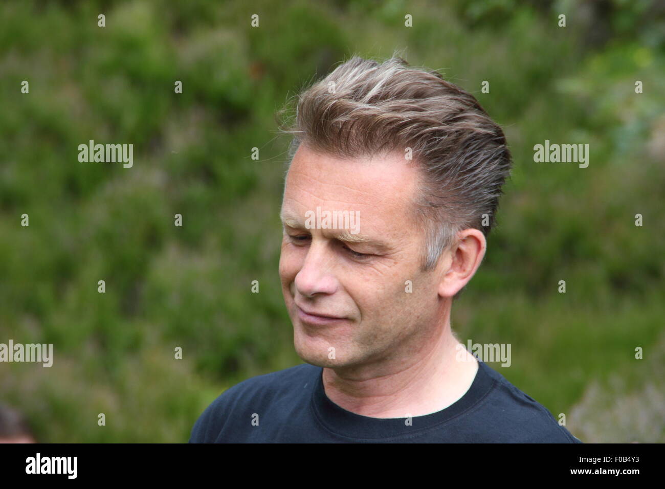 Emittente e naturalista, Chris Packham assiste a Albanella reale giorno protesta a Goyt Valley vicino a Buxton, Derbyshire Regno Unito - 2015 Foto Stock