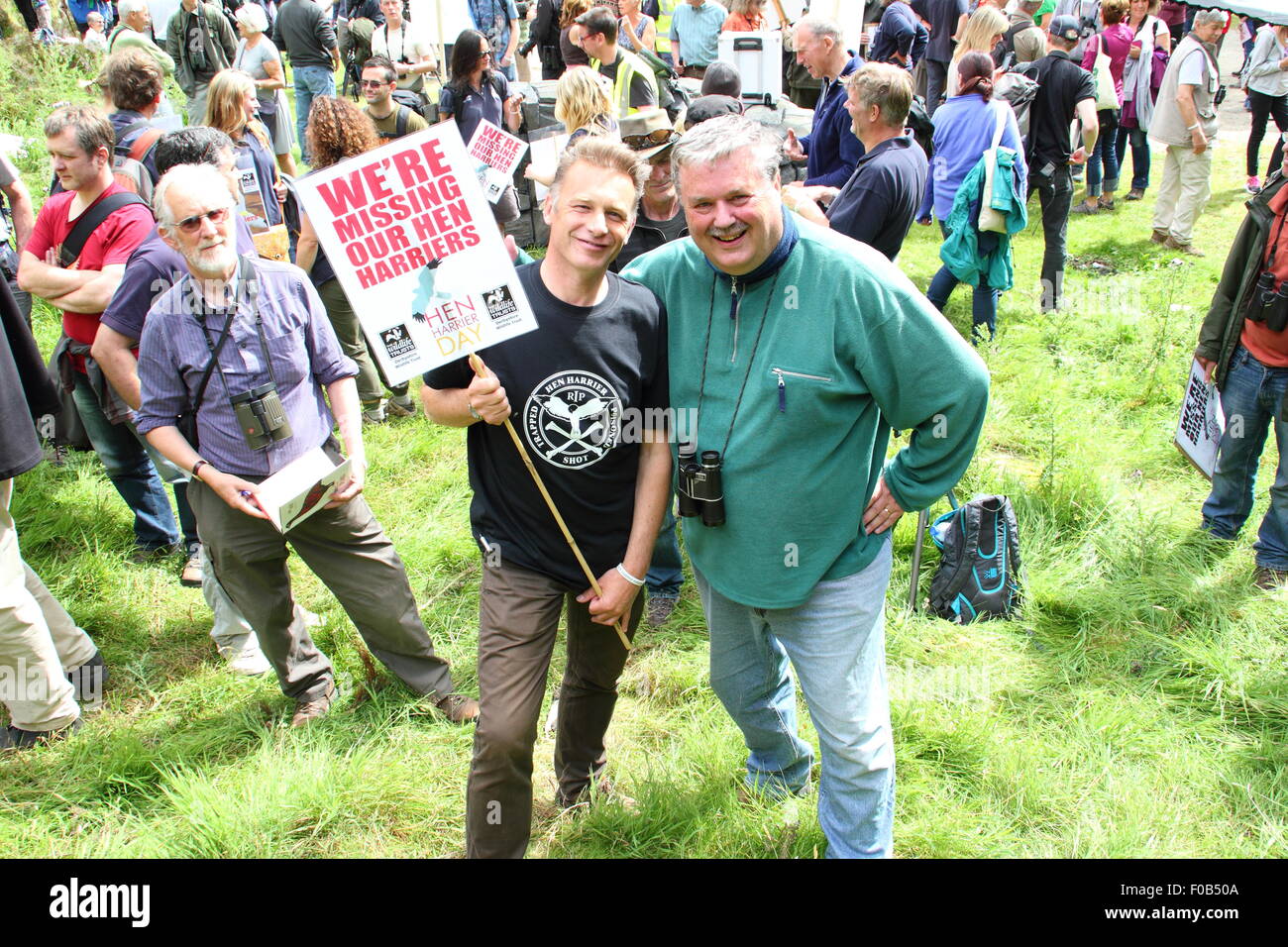 (L-r) emittente, Chris Pckham e ambientalista, Mark Avery testa fino a Albanella reale giorno protesta per il Peak District, REGNO UNITO Foto Stock