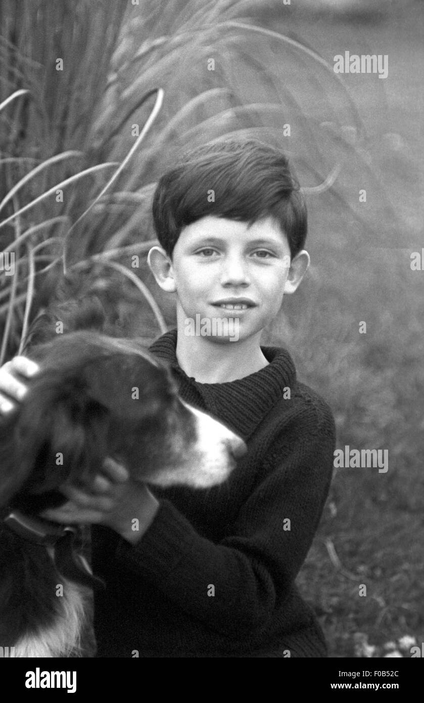 Ragazzo seduto con il suo cane Collie. Foto Stock