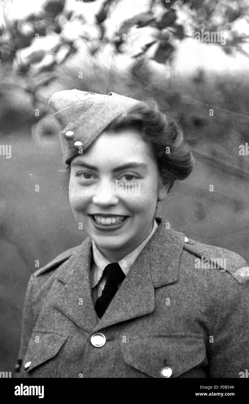 Una giovane donna in uniforme. Foto Stock