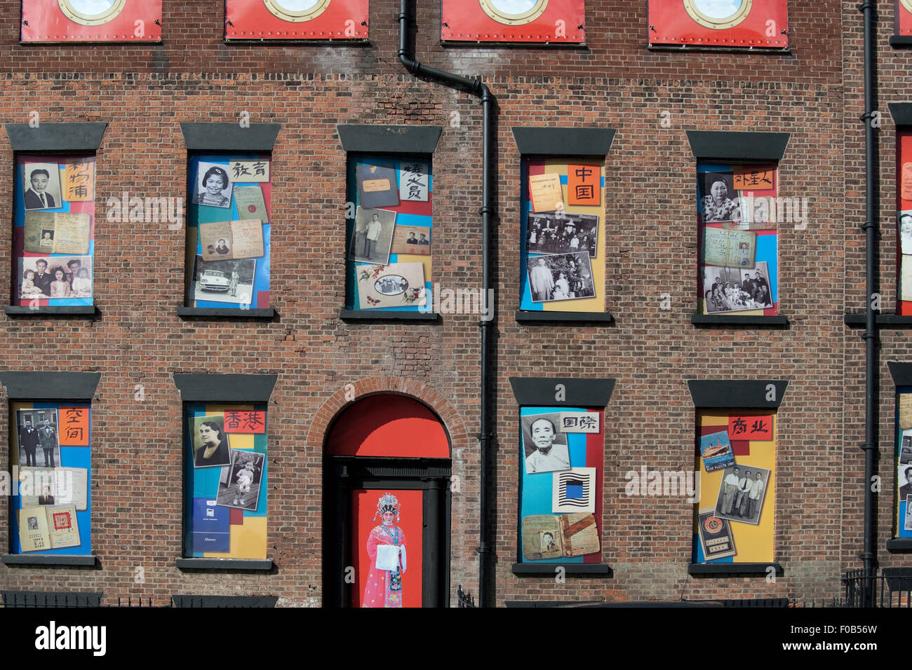 Immagine editoriale ripresa a Liverpool di un'opera d'arte pubblica intitolata Opera for Chinatown, situata su Duke Street Foto Stock