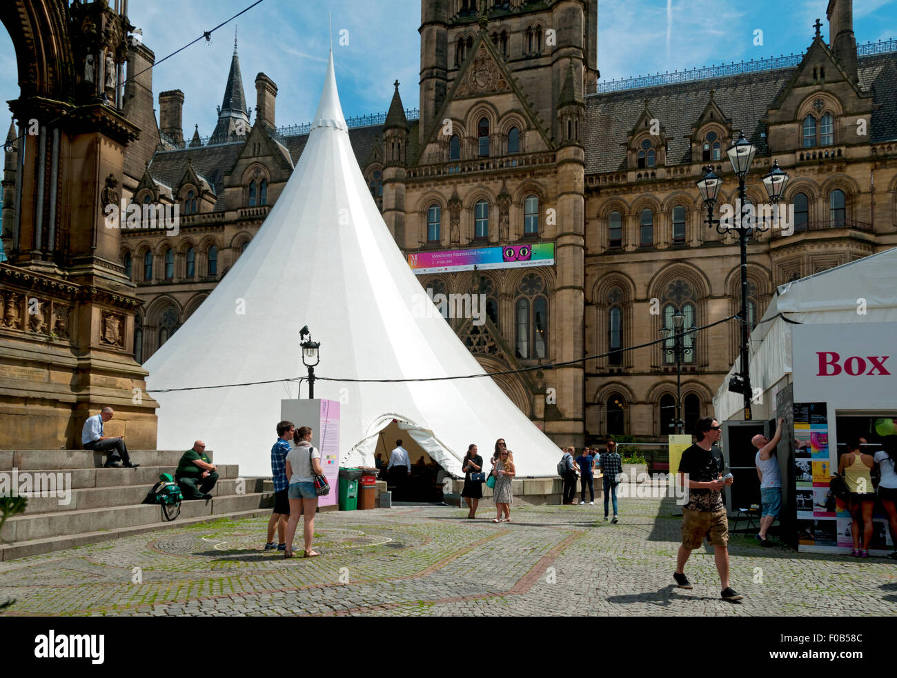 Albert Square durante il Manchester International Festival, Manchester, Inghilterra, Regno Unito. Foto Stock
