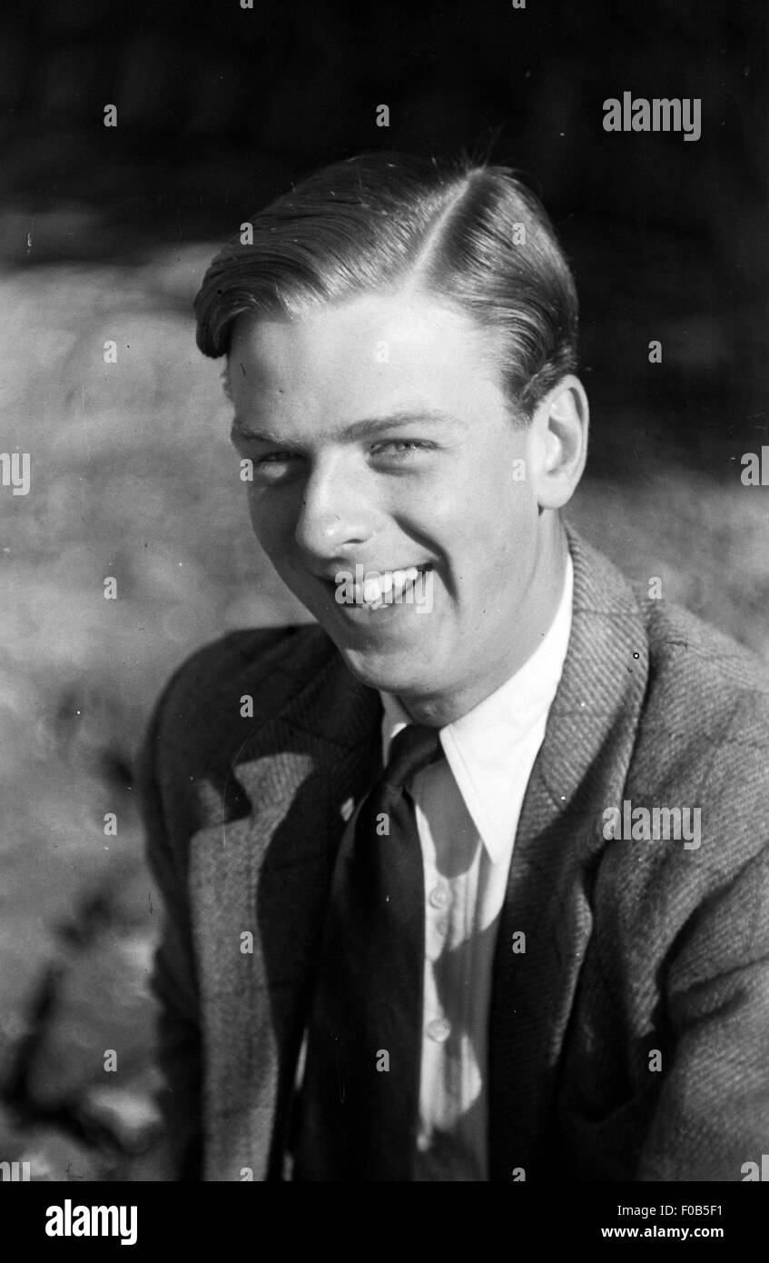 Ritratto di una ben vestiti giovane uomo Foto Stock